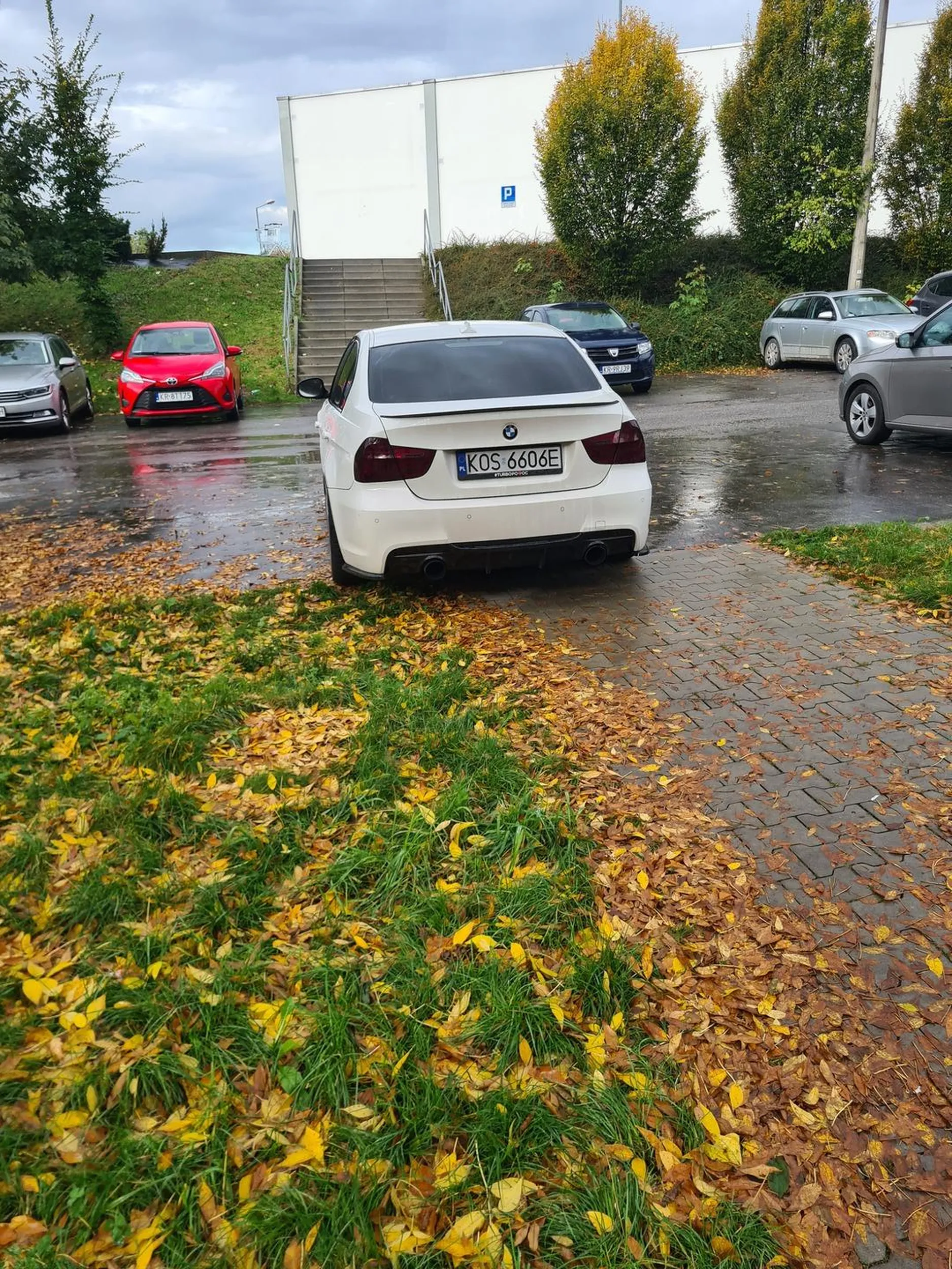 wsiok z BMW parkuje na przejściu osiedlowym,jest takie powiedzenie tu idealnie pasujące ,że ch.am że wsi jest wstanie wyjść ale wieś z ch.ama nigdy nie wychodzi