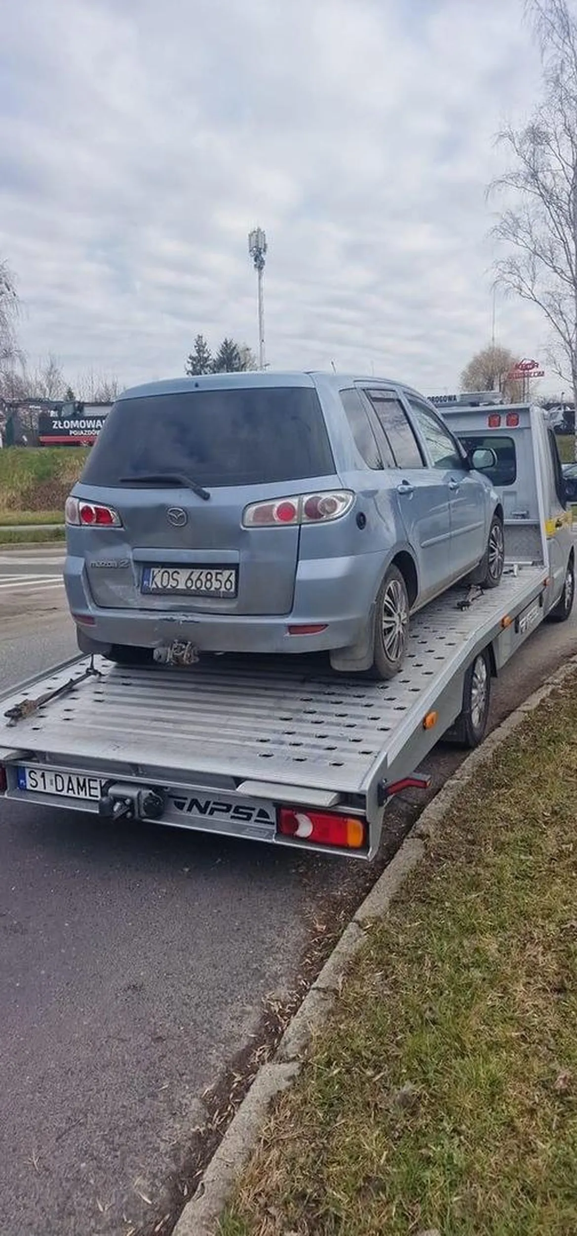 Ambitny i młody informatyk oraz przedsiębiorca. Uczy rysować w programie Paint oraz programować w programie C++. Na lekcjach podstaw przedsiębiorczości omawia funkcje banku centralnego, wzrost PKB oraz opowiada na temat giełdy z akcjami. Kochany nauczyciel, a jeszcze bardziej jako człowiek!