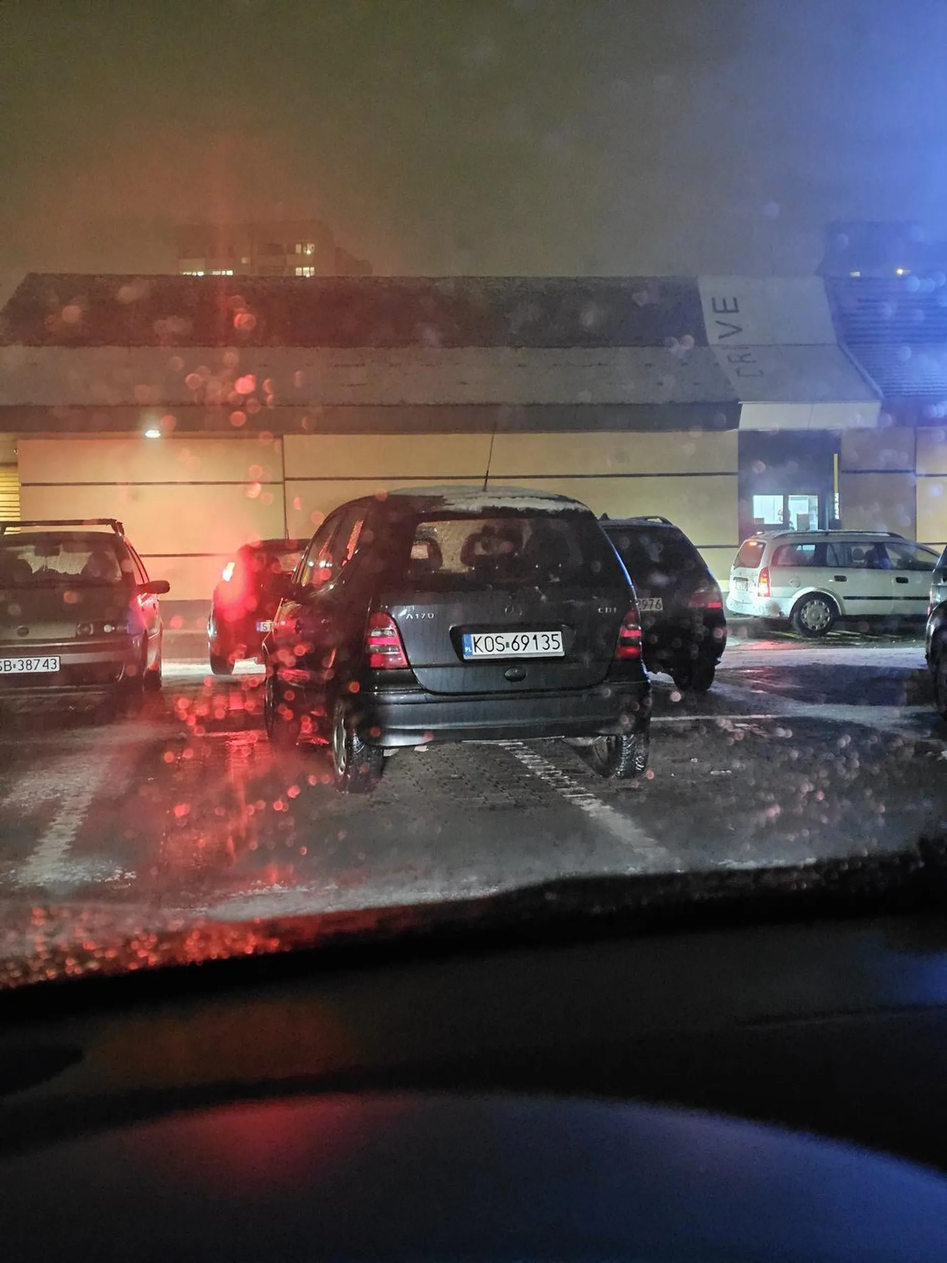 Gratuluje parkowania. 2 miejsca zajęte bo księżniczka swojego Mercedesa musiała zaparkowac. 01.12.2023 Tychy, Aleja Bielska McDonald