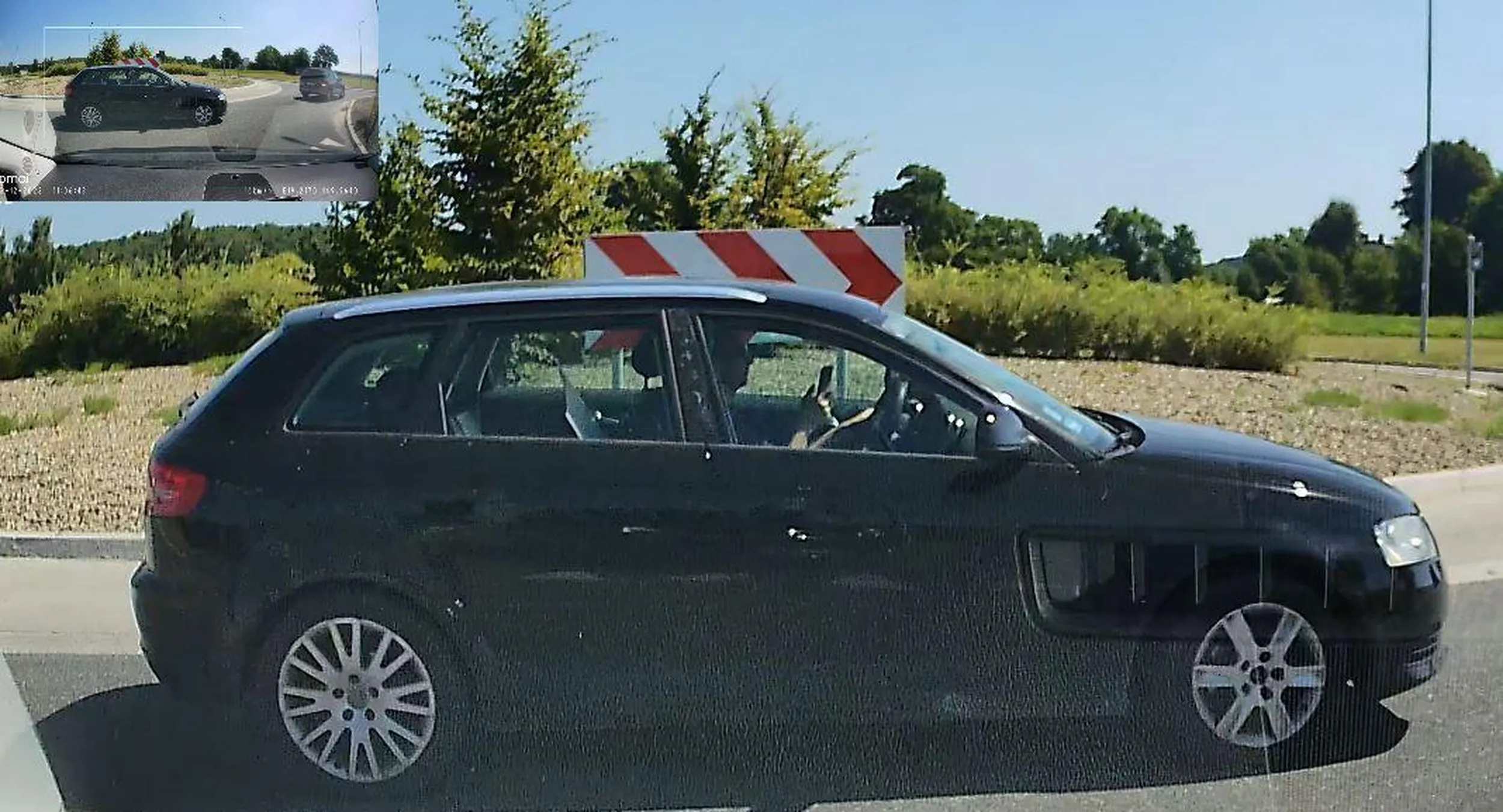 szanownemu Panu proponujemy nie bawić się telefonem podczas jazdy