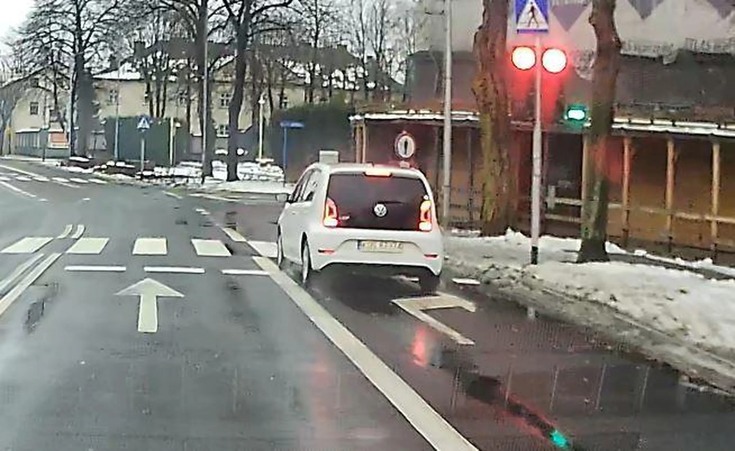 taki wielce przepisowy a na czerwonym świetle i zielonej strzałce bez zatrzymania