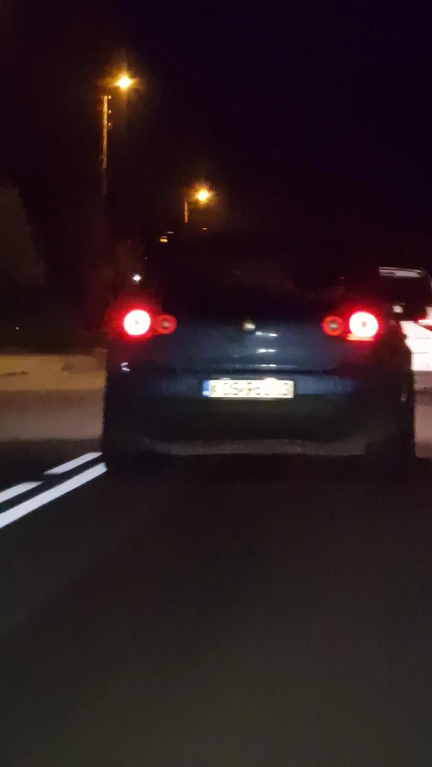 Wyprzedza na trzeciego, duży ruch na drodze a on za wszelką cenę musi wyprzedzić auta przed nim mimo, że jadą +20 do przepisowej prędkości, co chwilę wyjeżdża na środek drogi by "zerknąć" na przeciwny pas. Narwany i potencjalnie niebezpieczny