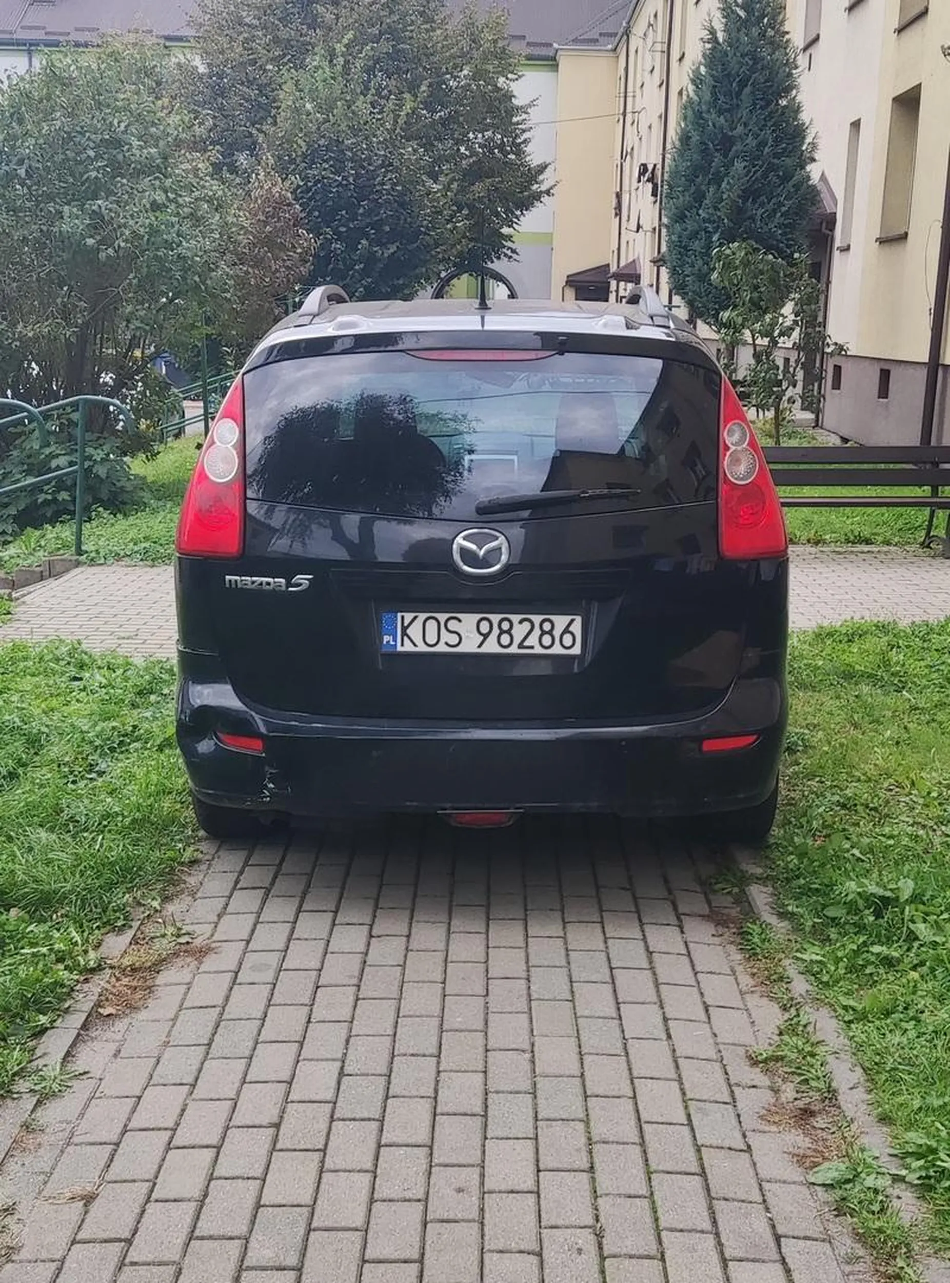 jazda po osiedlowym chodniku i całkowita jego blokada