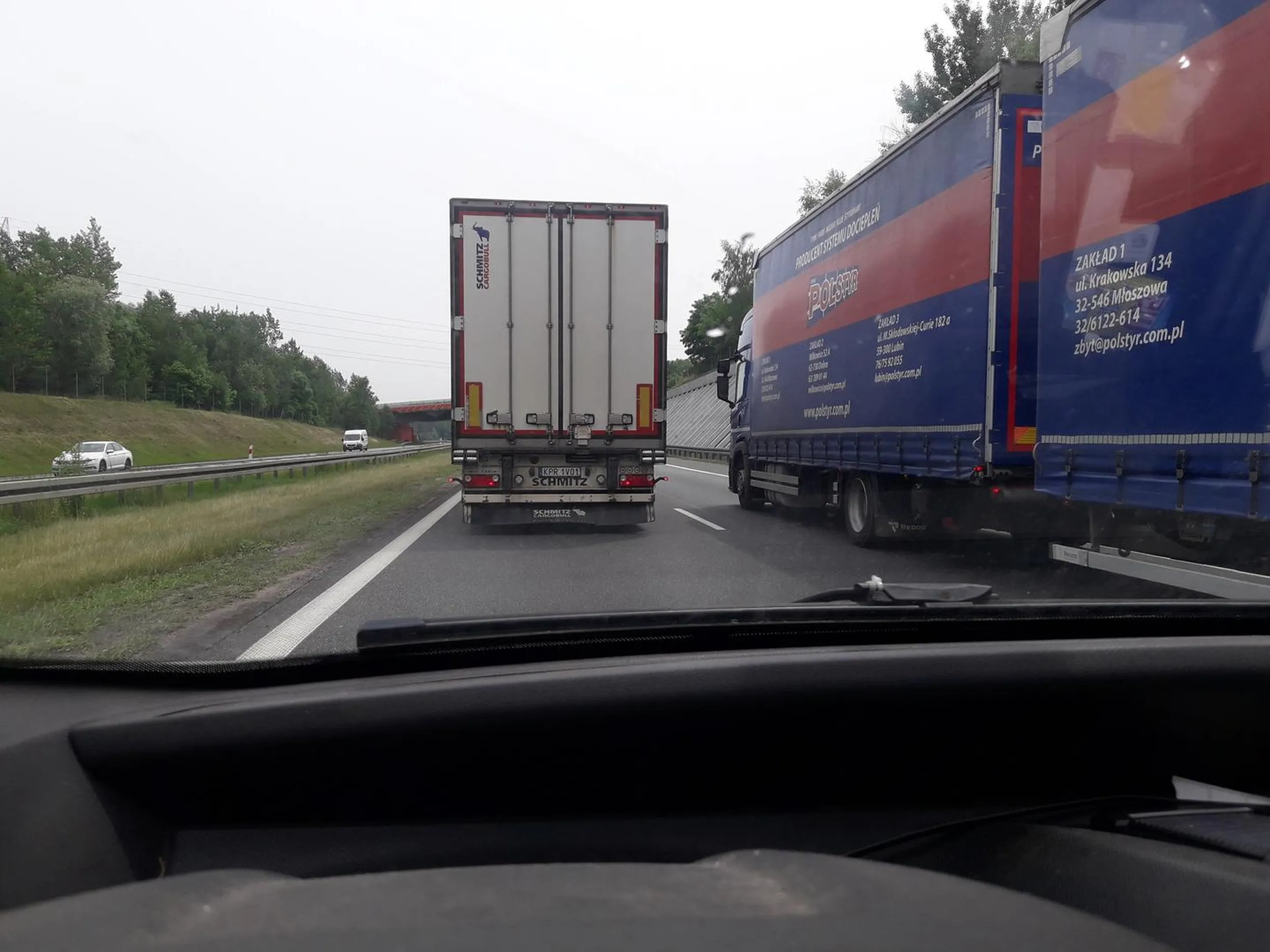 Wyprzedzanko na A4. Na zakazie, przez dwa kilometry.