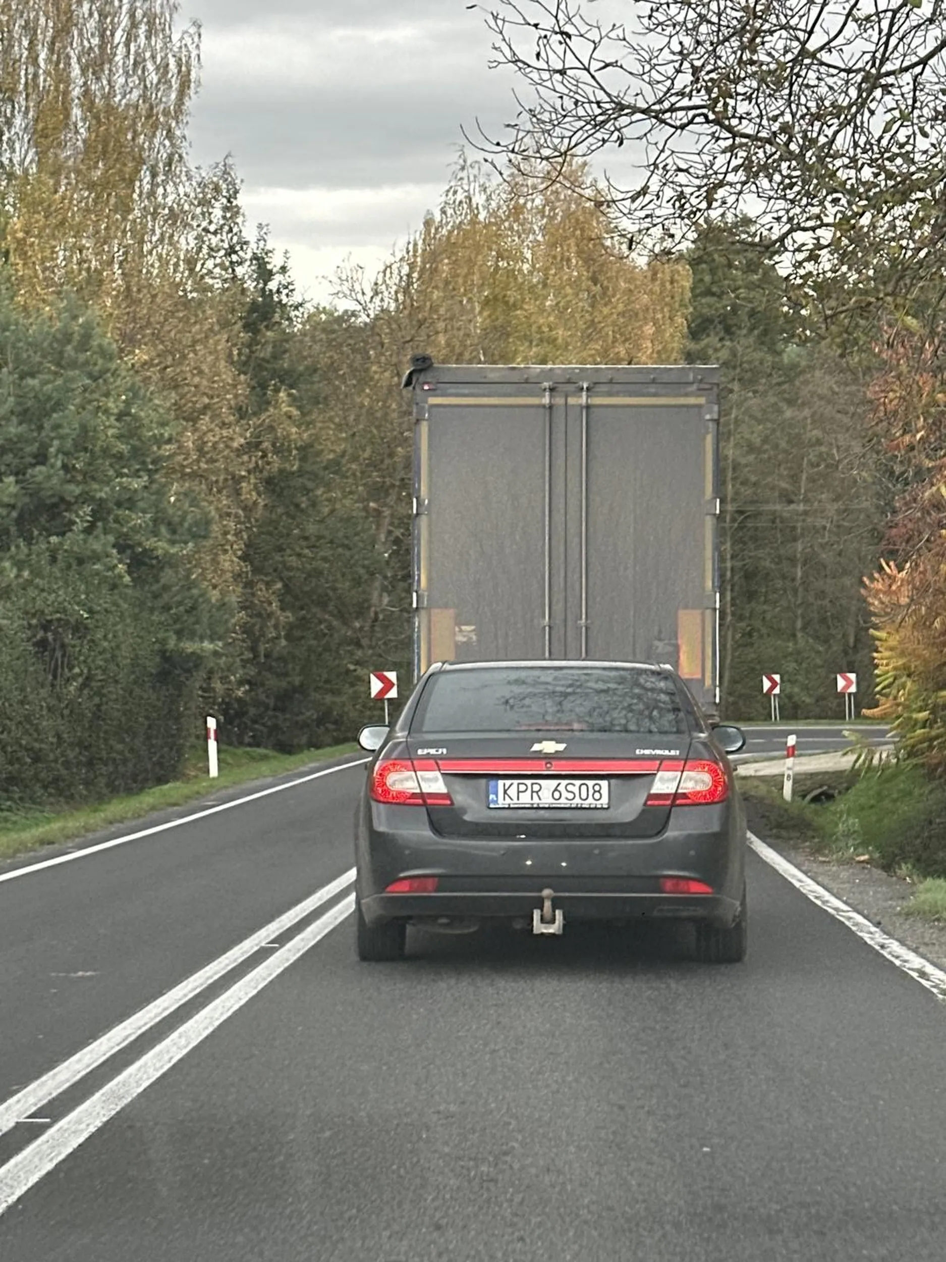 Pod górę podwójna ciągła przed zakrętem i wyprzedza.