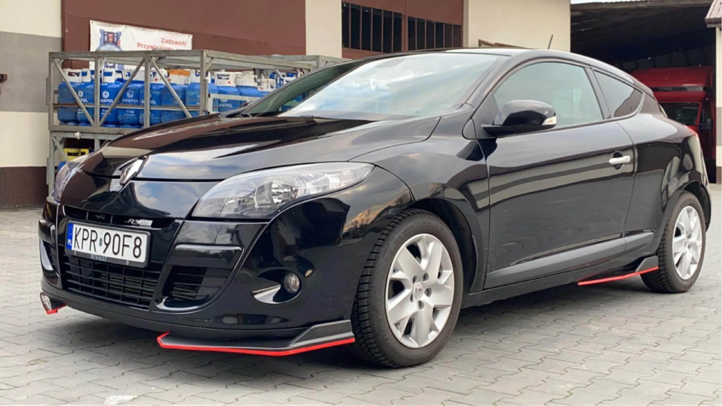 jednoręki kierowca wzrostu gnoma szalał swoim renault megane  po ulicach Proszowic i kręcił bączki pod biedronką aż upierdolił wachacz