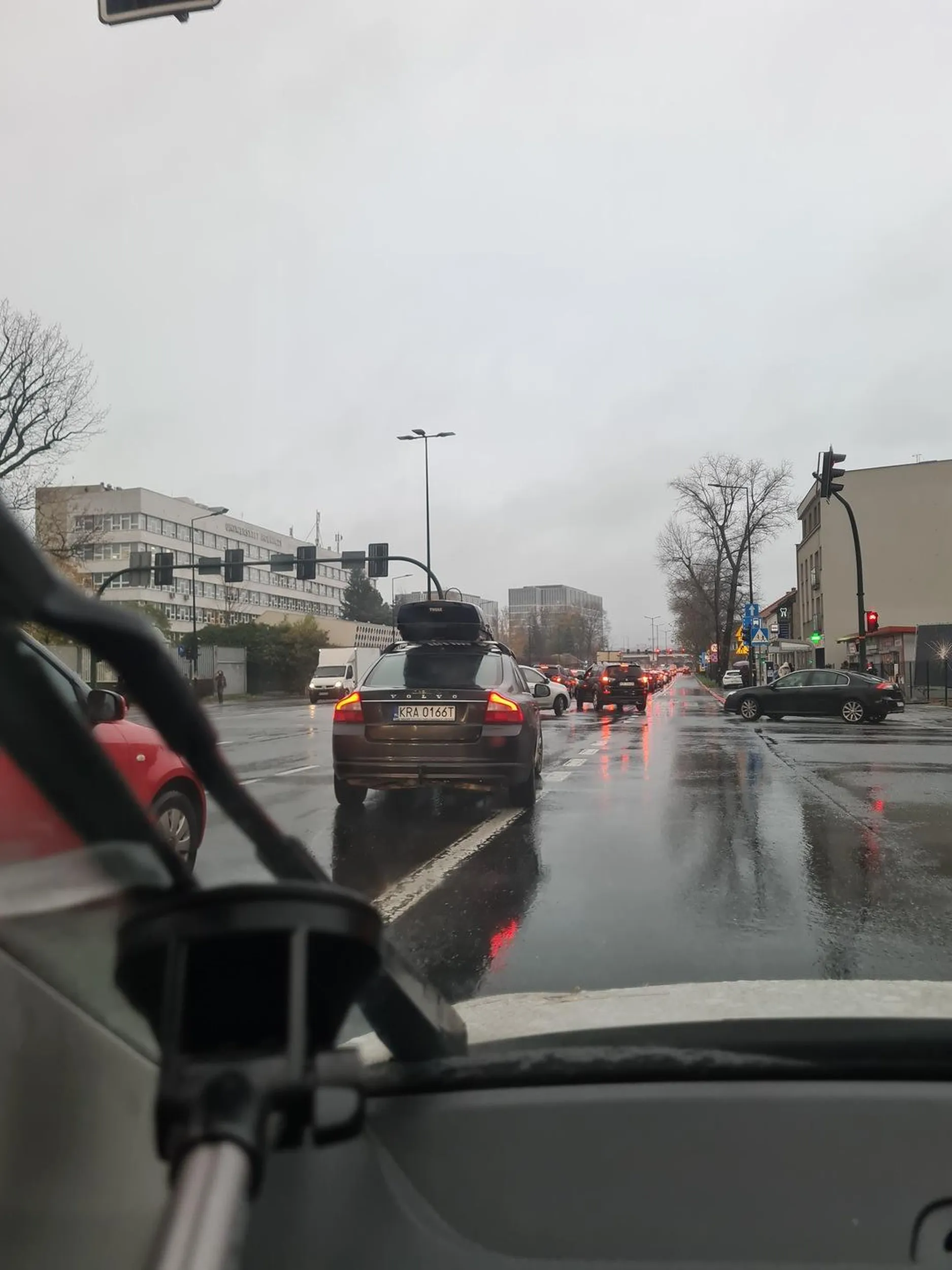 Kierowca jeździ buspasem bezprawnie