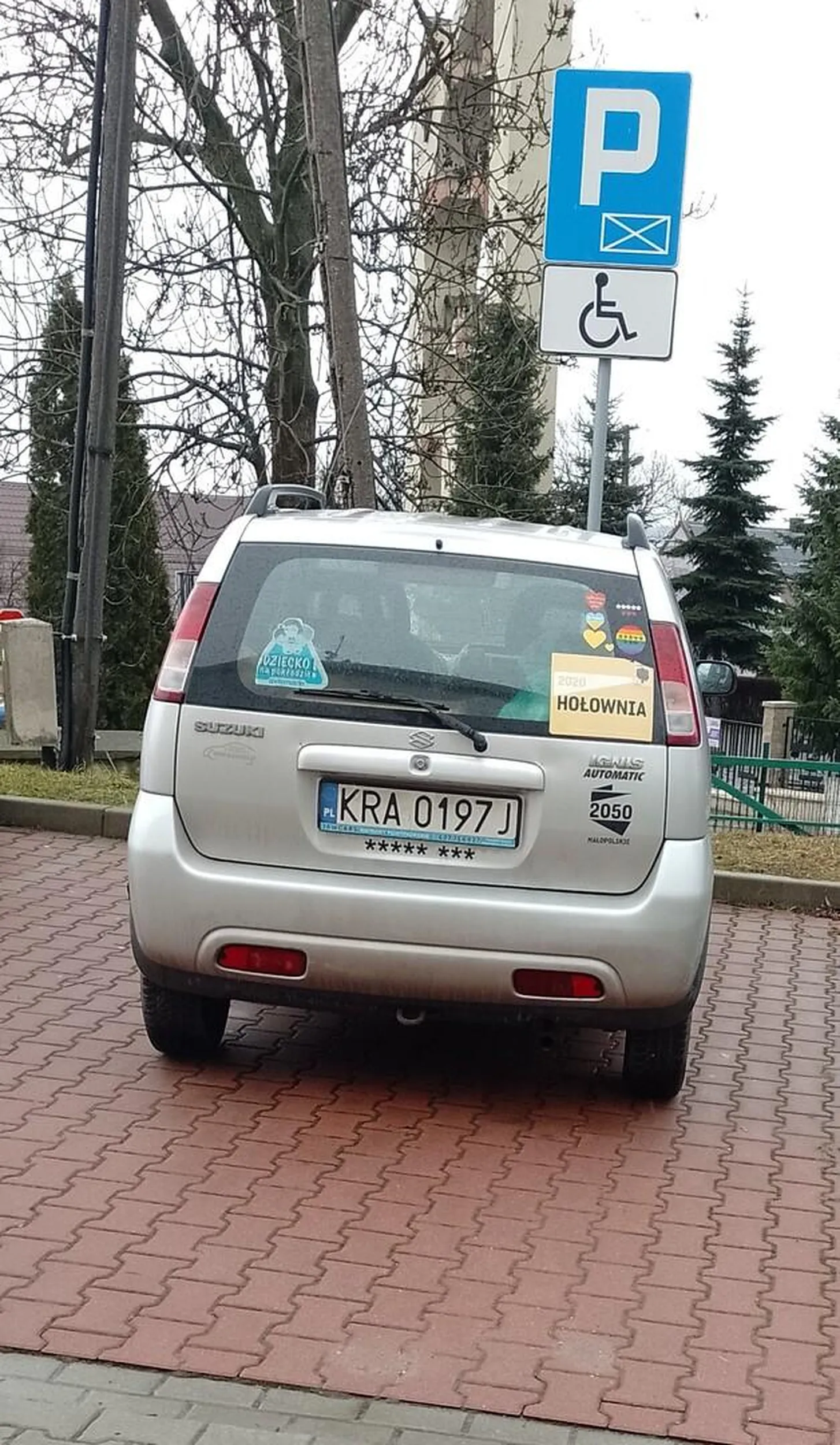 No comment. Ciekawe czy pan/i wytłumaczyła dziecku które wozi według najleki po lewej co znaczy pięć gwiazdek