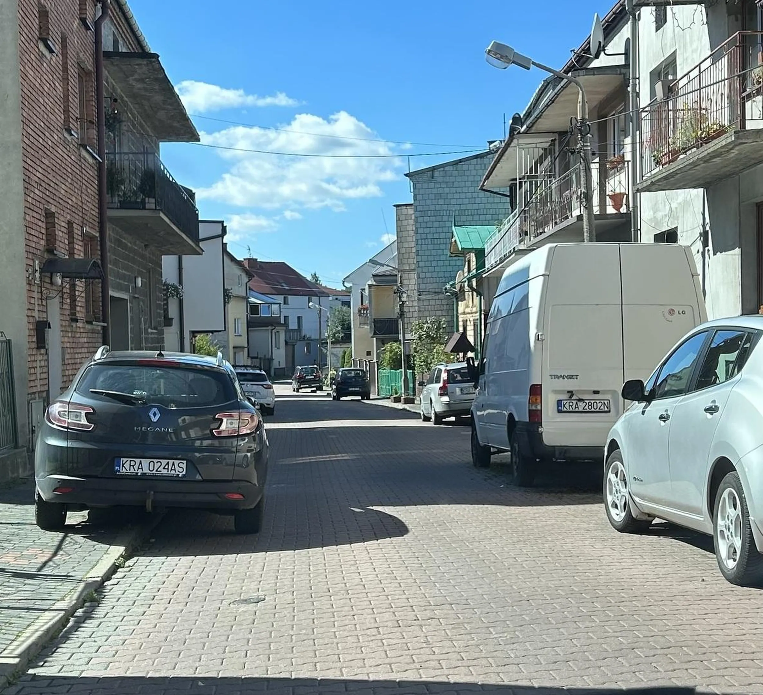 Staje któryś raz pod rząd na drodze jednokierunkowej zaparkowany tak, że blokuje cały przejazd