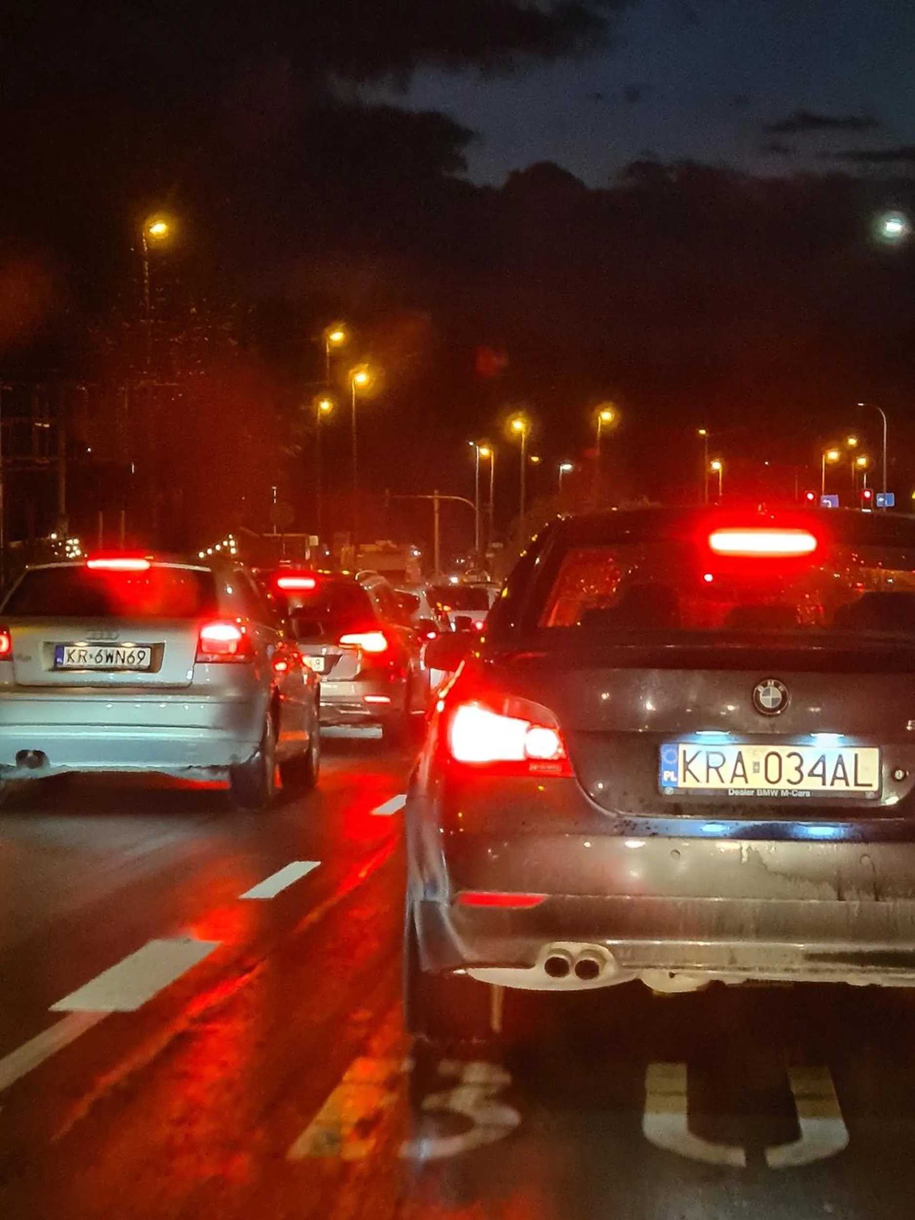 Kierowca jeździ buspasem bezprawnie