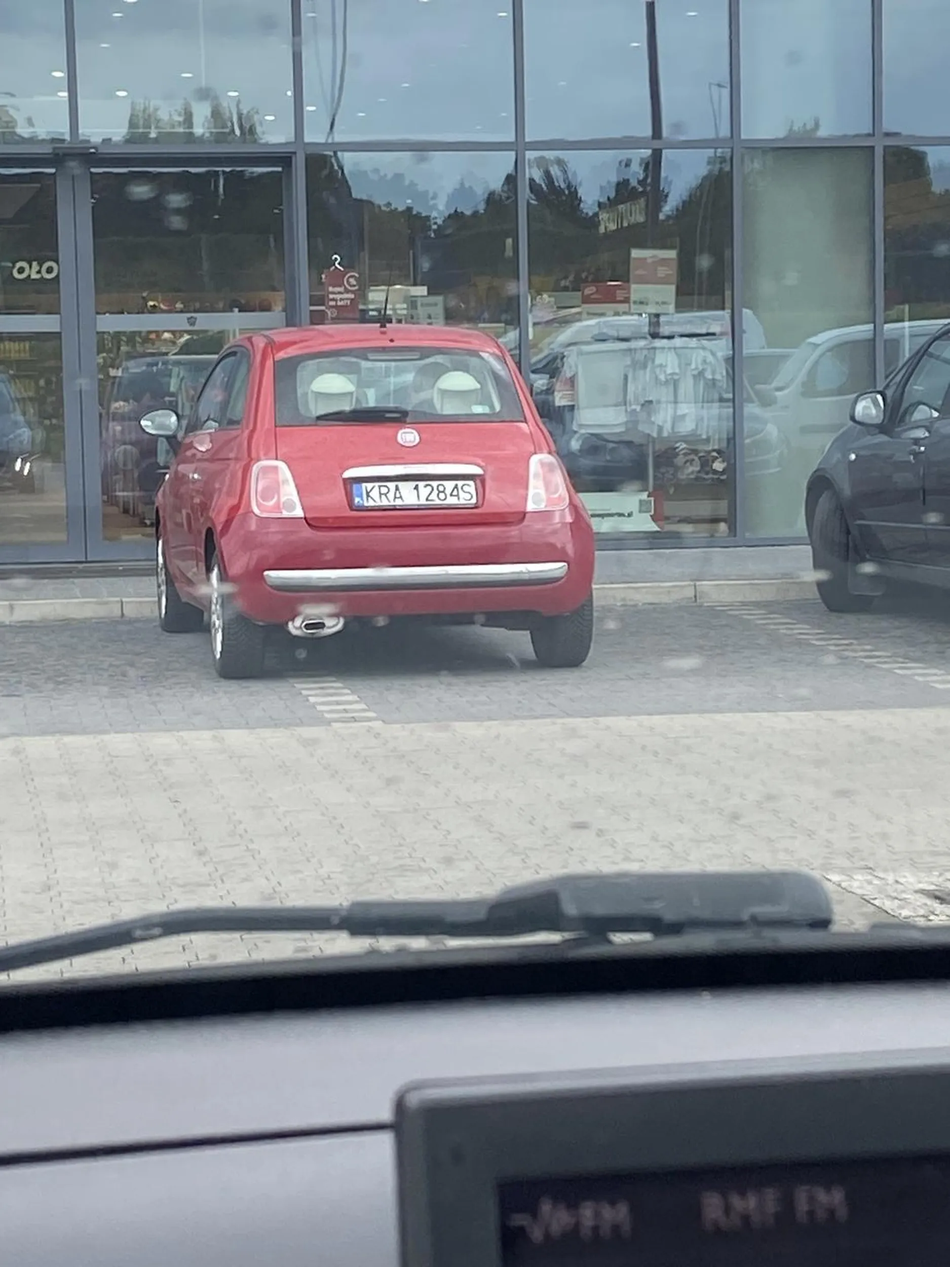 Parkowanie na 2 miejscach parkingowych tak małym autem, mimo możliwości normalnego zaparkowania pojazdu ?‍♂️ gdzie ludzie teraz robią prawko, że nie potrafią tak prostych czynności jak parkowanie samochodu na miejscu parkingowym z liniami? I dodatkowo jak ta osoba musi być leniwa, że po prostu tego nie naprawi cofając i wjeżdżając jeszcze raz ? ?