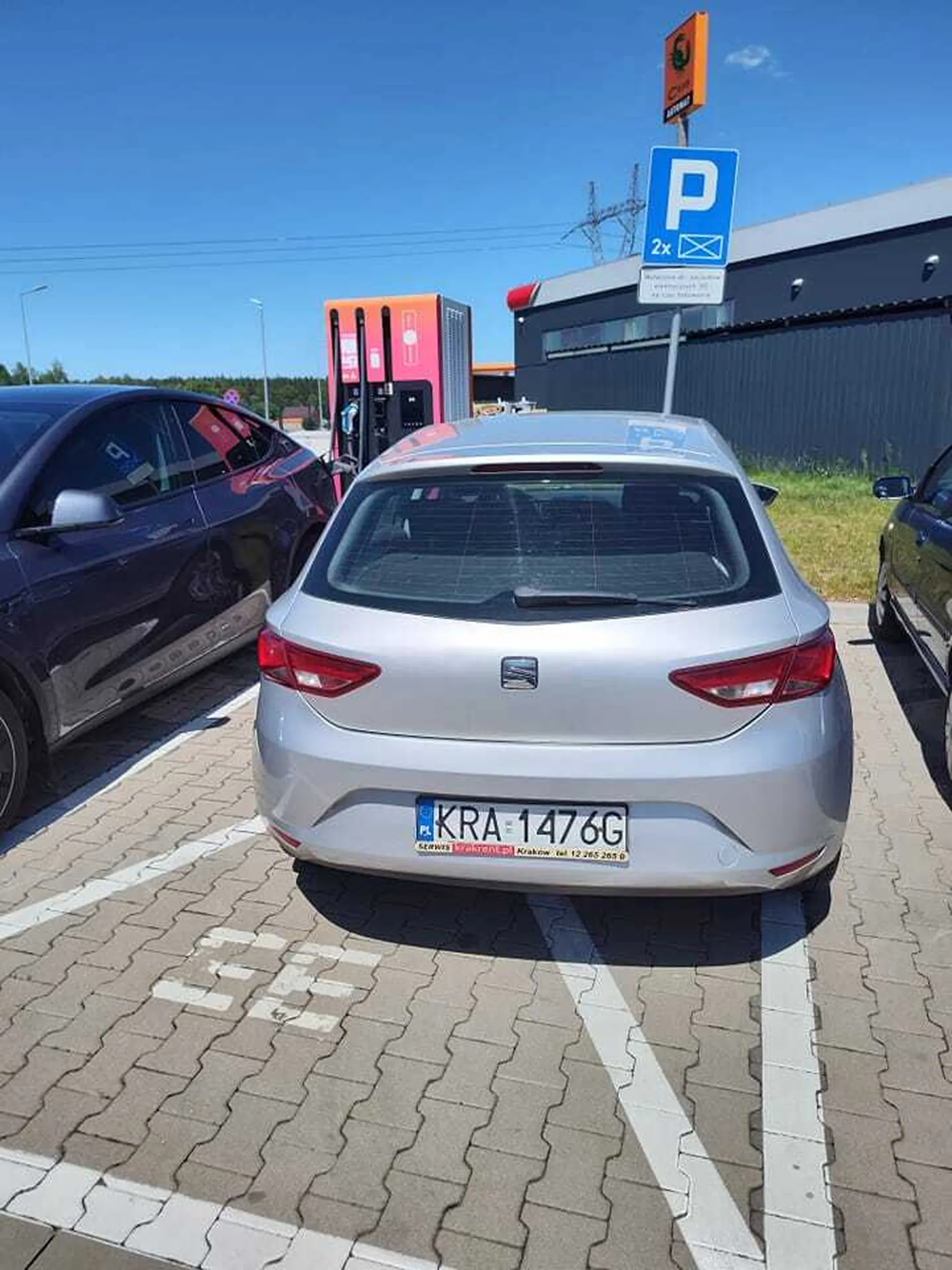 Menda zastawia ładowarkę elektryczną