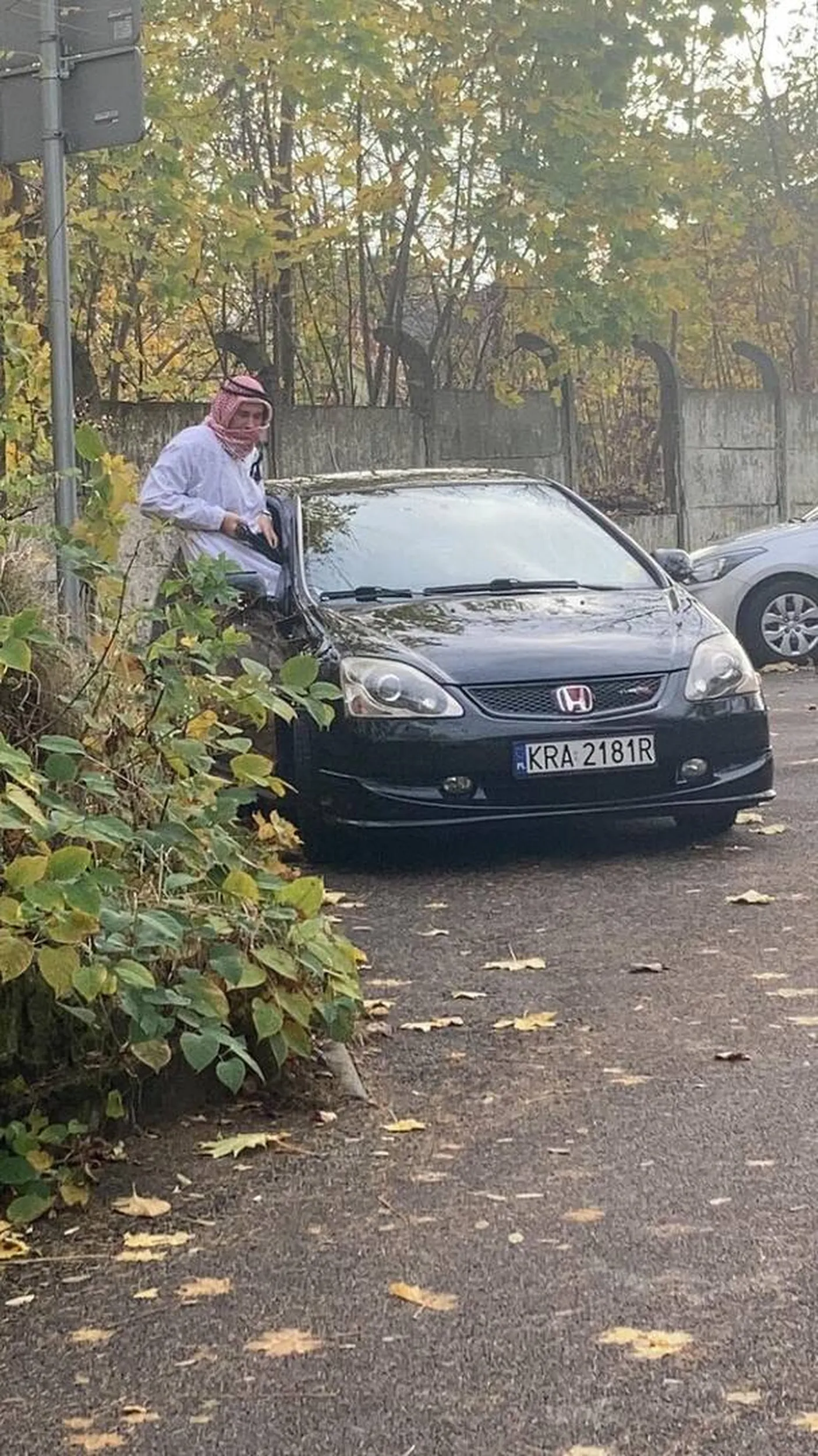 Jeździ po siemianowicach slaskich na krakowskich blachach jakis arab i dzieci straszy bronia palna!!!!!!!