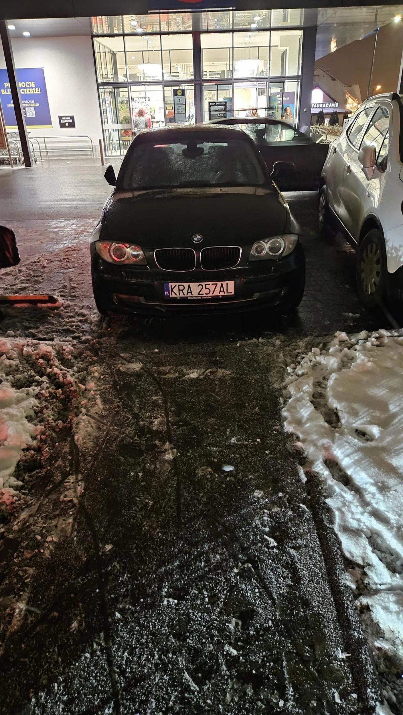 Brak możliwości przejscia wózkiem bo auto stoi na przejściu