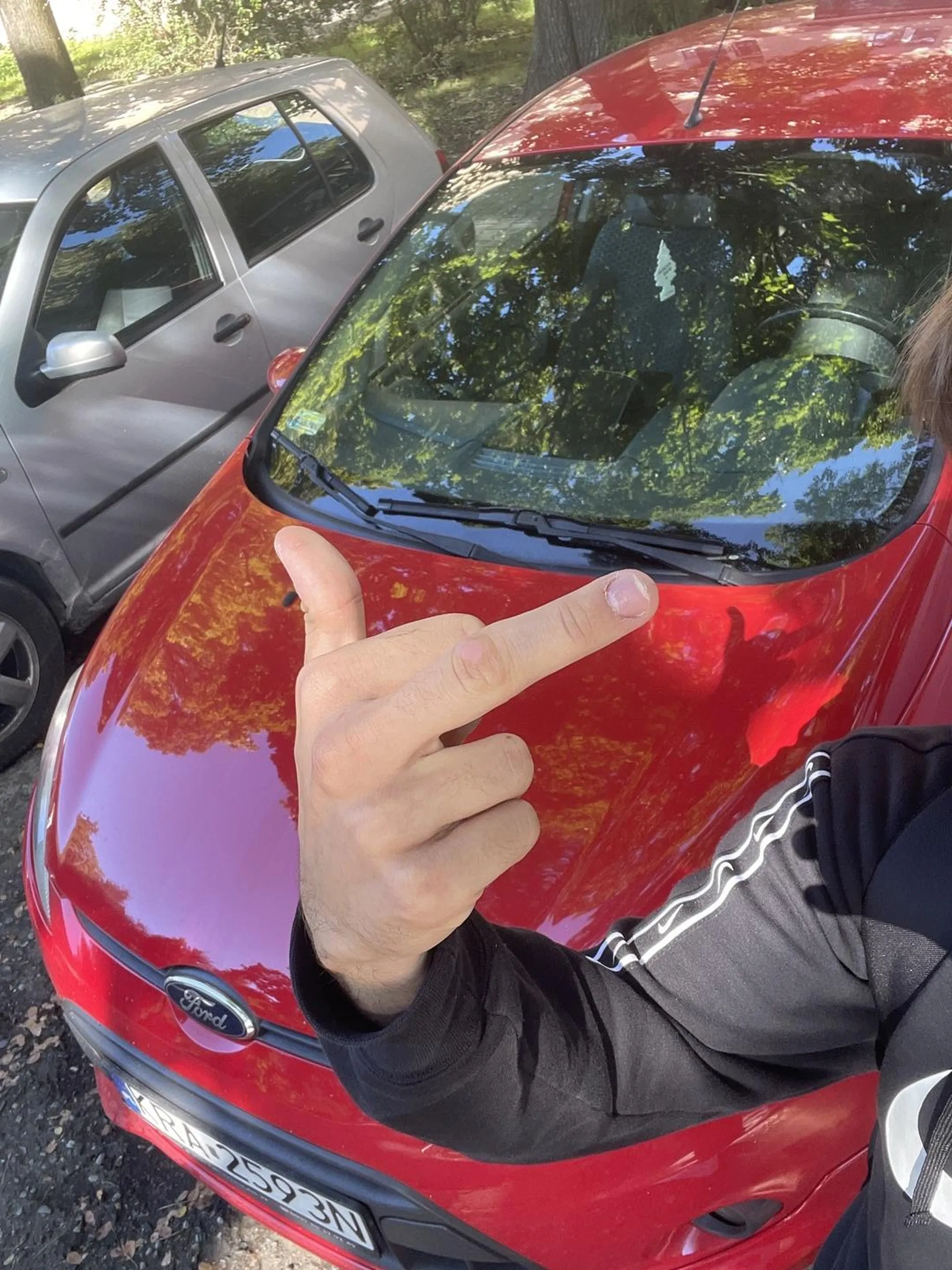 Nie pozdrawiam kierowcy czerwonego forda parkuje na zakazie. Prawie potrącił nauczycielke przed szkołą (należało sie jej)