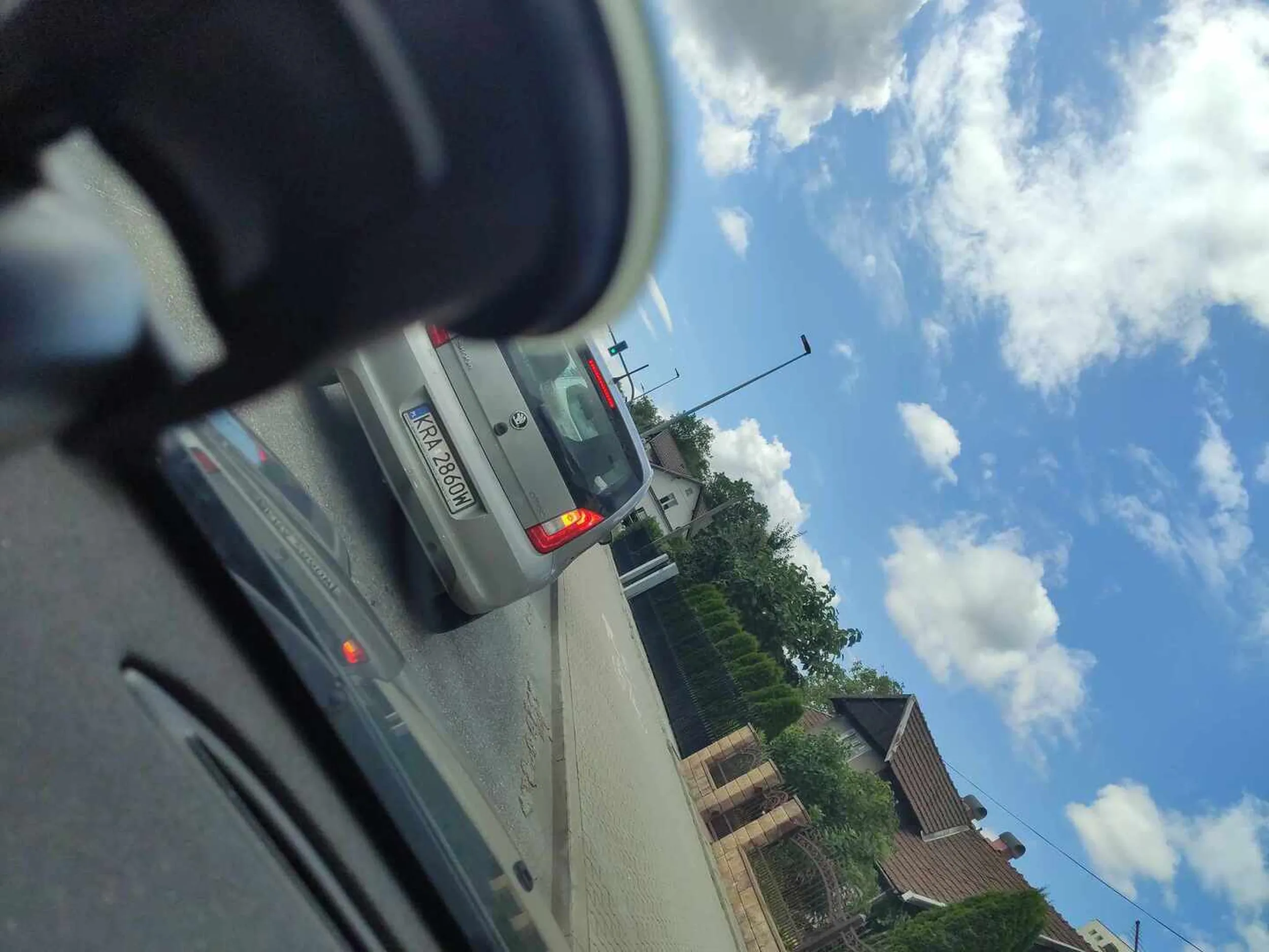 To że włączysz kierunkowskaz nie oznacza że masz pierwszeństwo i tym bardziej nie oznacza że możesz komuś zajeżdżać drogę. Gratuluje też twojej postawy po usłyszeniu mojego klaksonu, może jak dostatecznie wiele razy popukasz się w ten łebek to trybiki w nim zaczną w końcu pracować