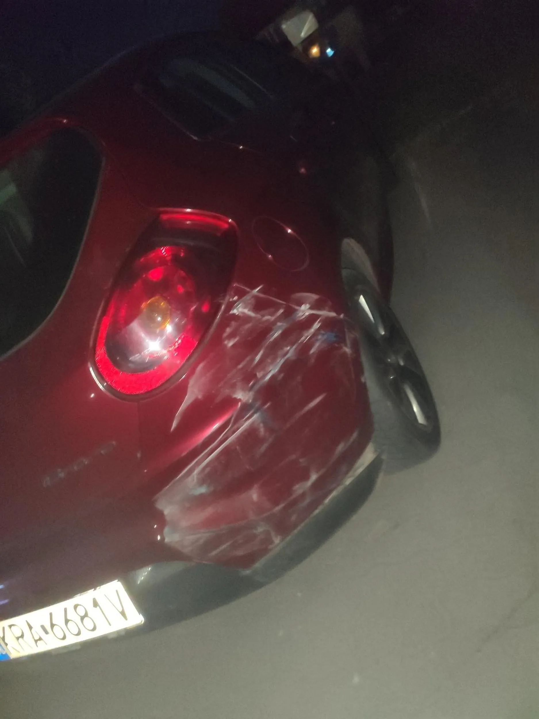 Uderzył w zaparkowany na parkingu pojazd i uciekł z miejsca zdarzenia. Na szczęście uszkodził sobie oponę i musiał się zatrzymać 50 metrów dalej i udało się odczytać numer rejestracyjny. W samochodzie pijany facet i podejrzana kobieta, która najprawdopodobniej prowadziła samochód. Sprawa natychmiast zgłoszona na numer alarmowy. Oczywiście sprawca po godzinnej naprawie samochodu odjechał bezproblemowo. Po 1.5h przyjechała  policja i nie wysiadając z samochodu odjechała z powrotem. w załączniku zdjęcie poszkodowanego