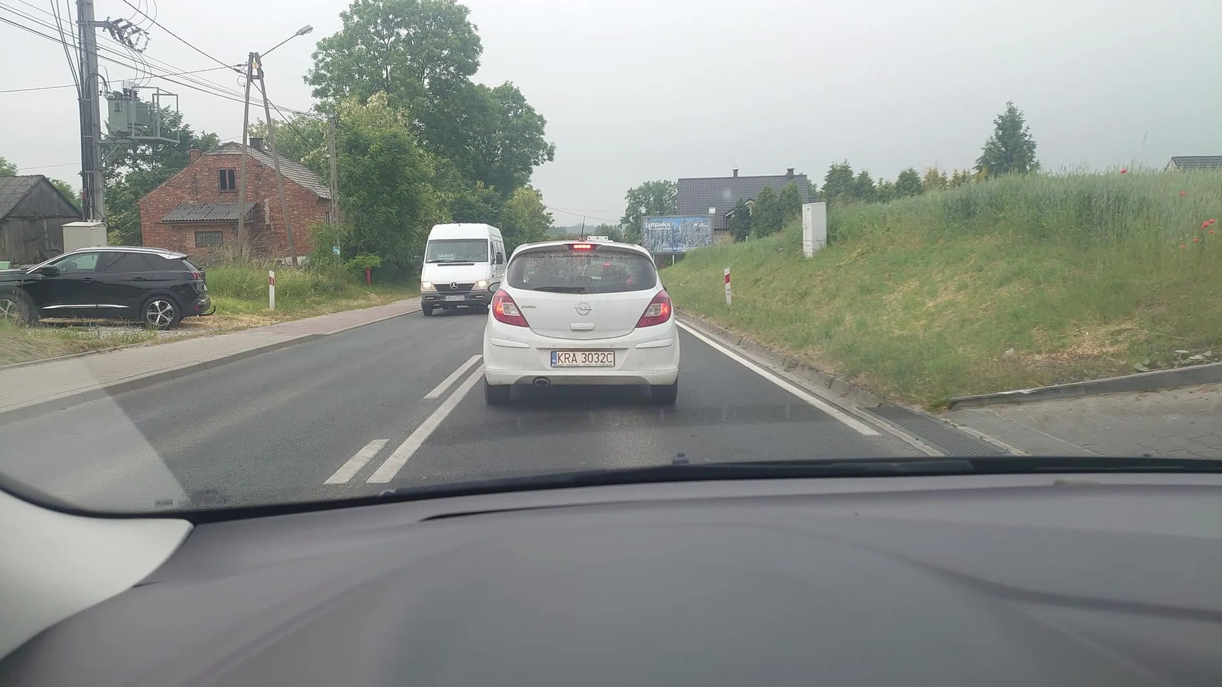 Jak cię stać na palenie to zainwestuj w popielniczkę a nie wyrzucaj pety i przy okazji inne śmieci na drogę