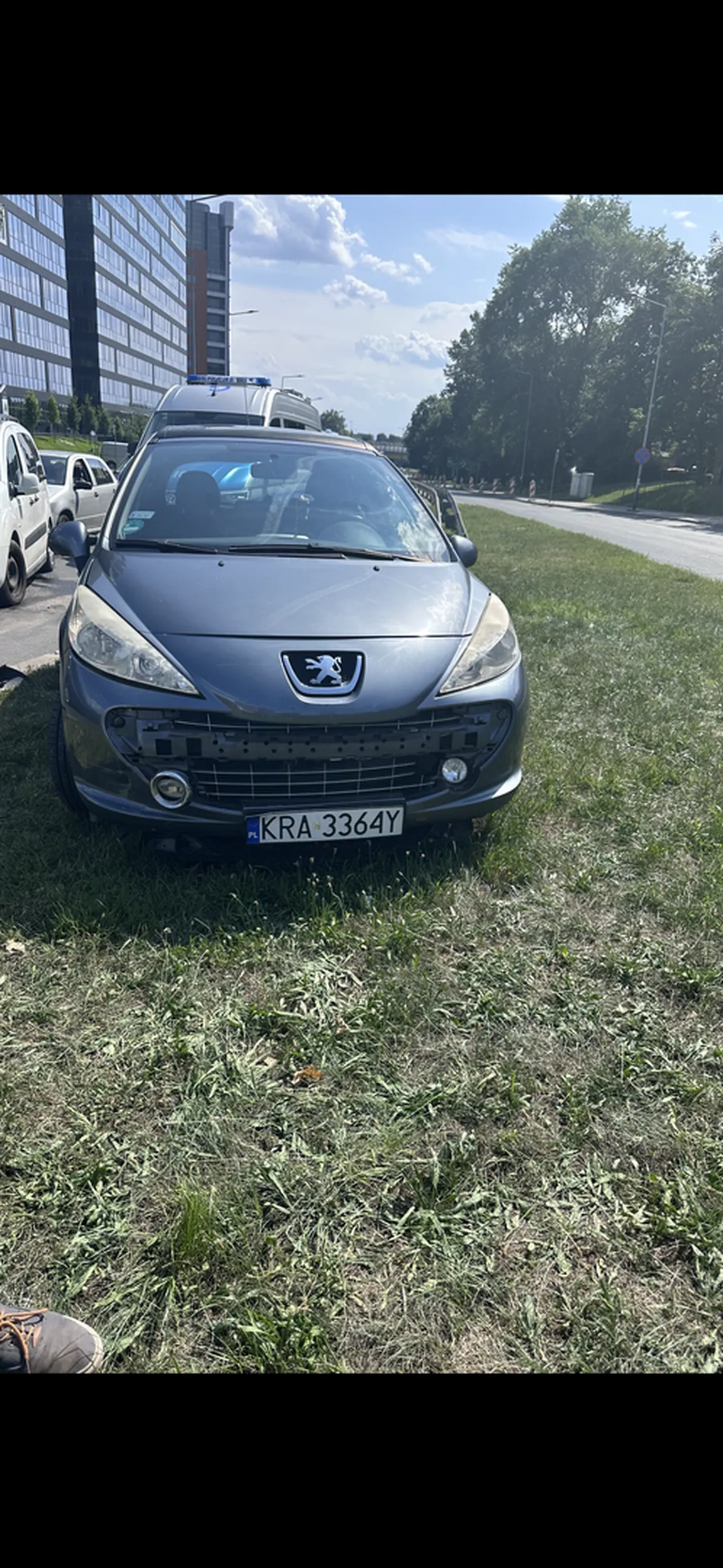 Kobita wjechała z impetem w dwa auta stojące na czerwonym świetle. Jak nie umiesz jeździć to nie wsiadaj w tym wieku za kółko bo tylko stwarzasz niebezpieczeństwo dla innych uczestników ruchu. Ps. Pewnie patrzyłaś w telefon i w nas walnęłaś. Dwa auta do naprawy z winy bezmyślnej i nieogarniętej baby.