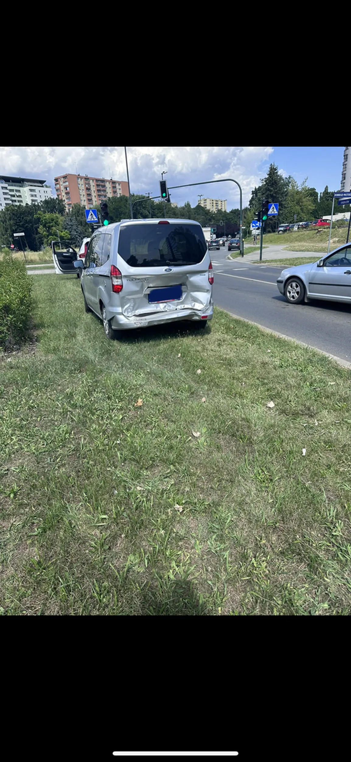 Kobita wjechała z impetem w dwa auta stojące na czerwonym świetle. Jak nie umiesz jeździć to nie wsiadaj w tym wieku za kółko bo tylko stwarzasz niebezpieczeństwo dla innych uczestników ruchu. Ps. Pewnie patrzyłaś w telefon i w nas walnęłaś. Dwa auta do naprawy z winy bezmyślnej i nieogarniętej baby.