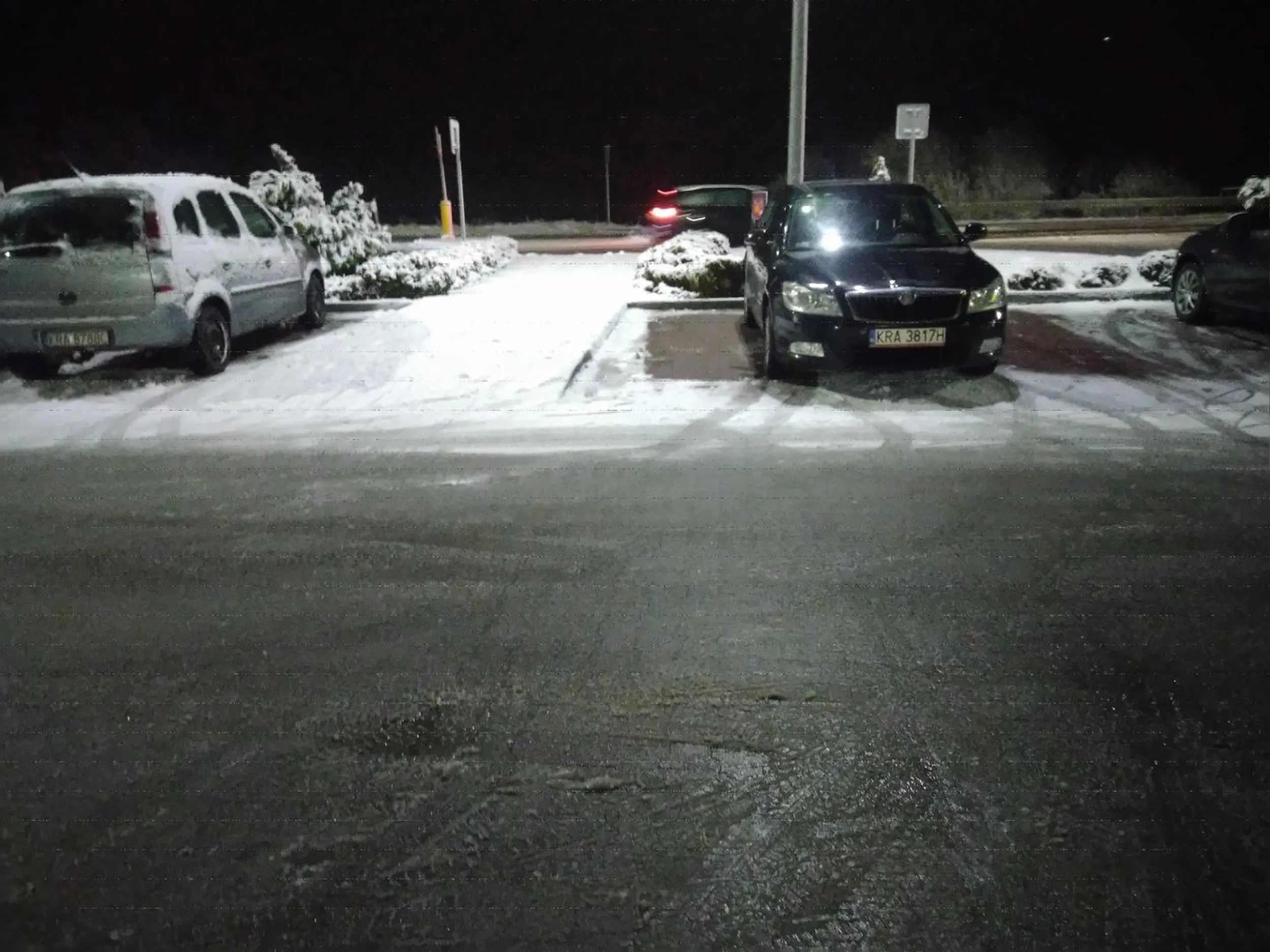 Kolejny dziad którego przerosło parkowanie. Brak wolny miejsc a " inteligent" stoi na dwóch.