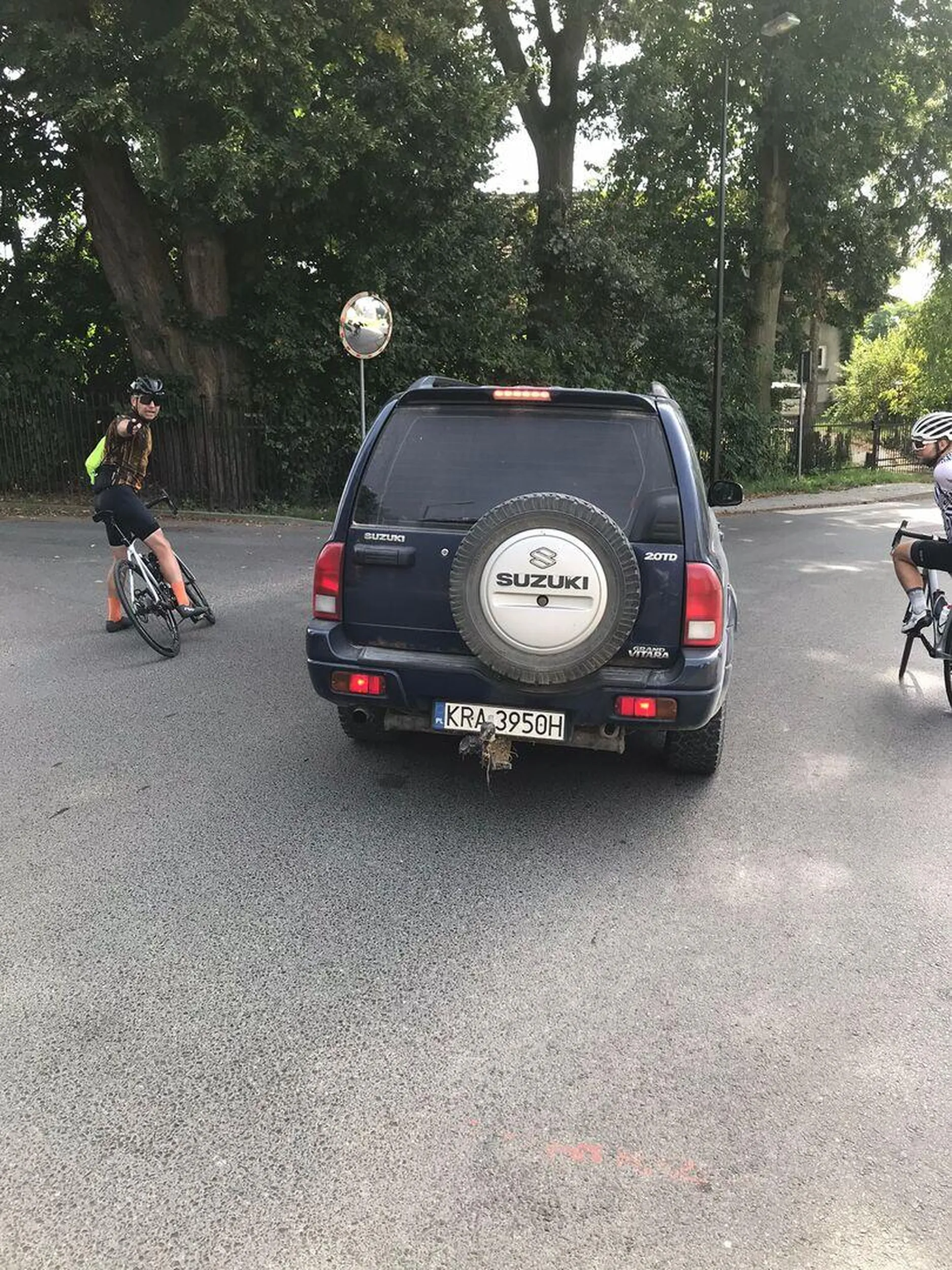 W dniu 9 września 2023 r. stworzył realne zagrożenie dla zdrowia i życia innych uczestników ruchu drogowego. Przy prędkości ponad 50 km/h wyprzedza rowerzystów na żyletki i zajeżdża specjalnie drogę, hamuje gwałtownie i wyzywa. Powinien zostać skierowany na badania psychologiczne.