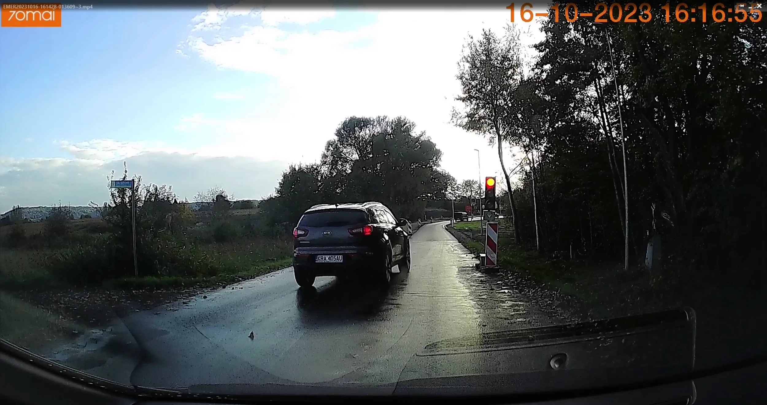 chyba mu się spieszy bo jeździ na czerwonym...