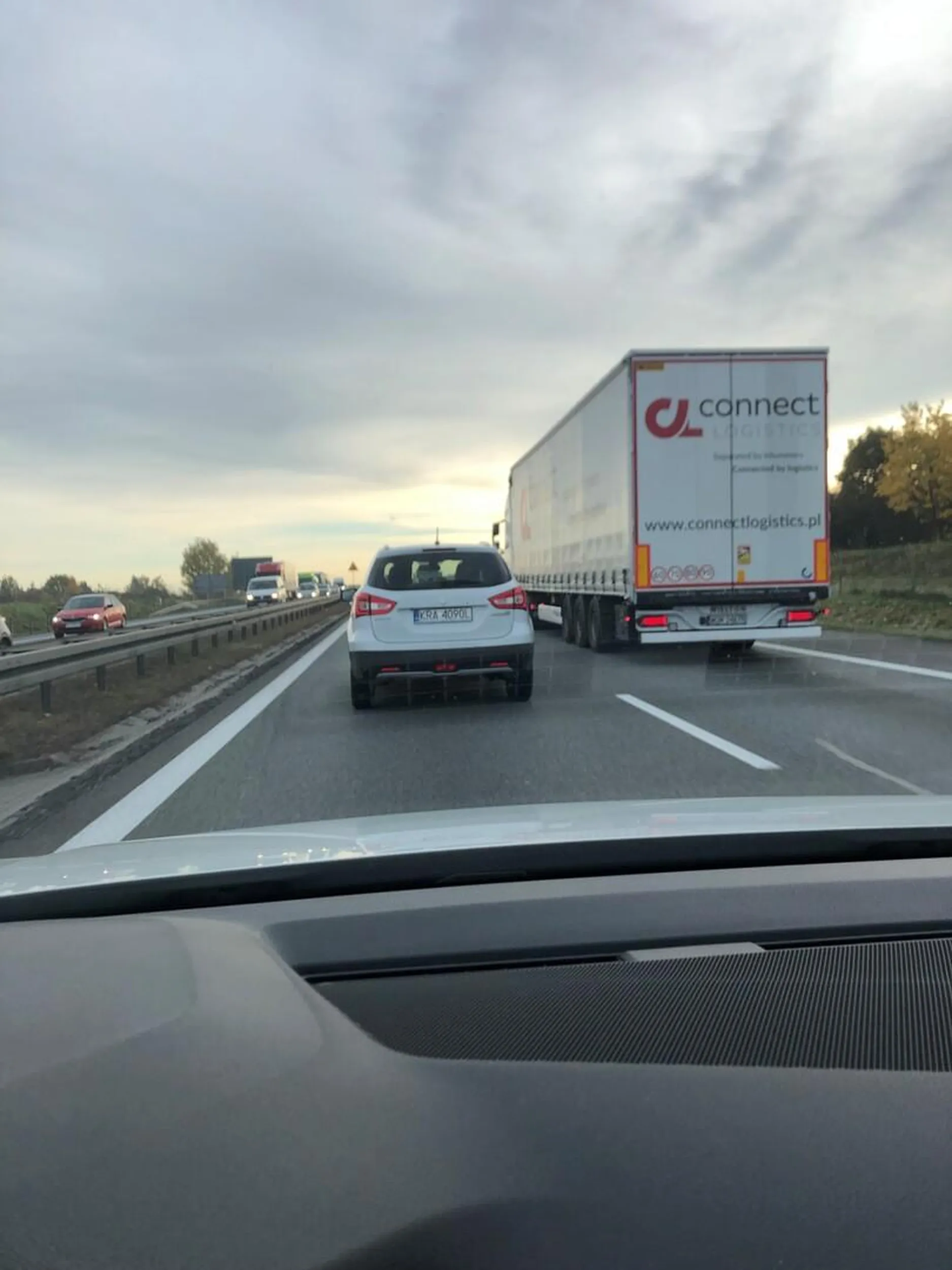 Baran blokuje lewy pas bez wyraźnej potrzeby i zajeżdża drogę gry tylko ktoś chce go wyprzedzić.