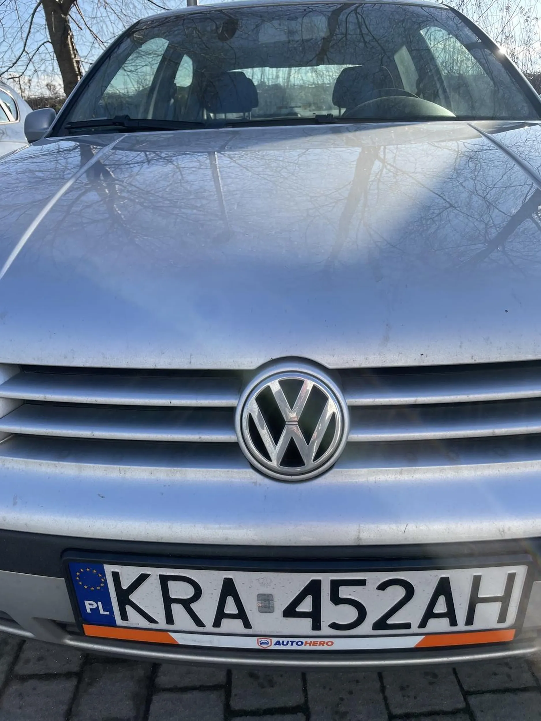 Jakiś podmiejski wielicki tubylec z wyżelowaną czupryną w golfie, myśli że jeździ torem formuły 1. Stwarza zagrożenie wyprzedzając na zderzaku w ostatniej chwili, w terenie zabudowanym. Typowe zachowanie wiejskich gówniarzy w golfach.