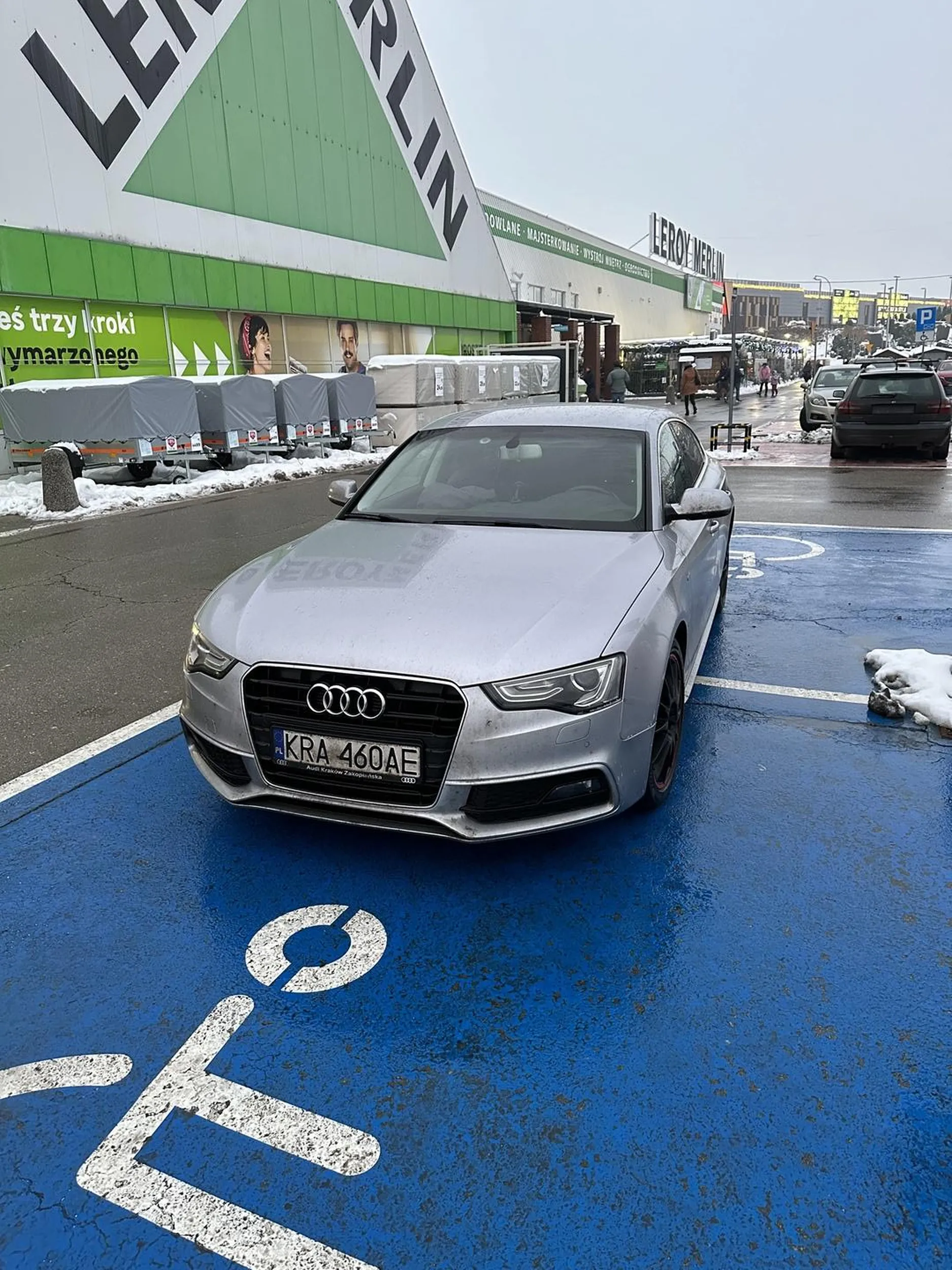 Zajmuje dwa miejsca do parkowania dla osób niepełnosprawnych nie posiadając do tego uprawnień - widać na zdjęciach brak tabliczki niepełnosprawnego.