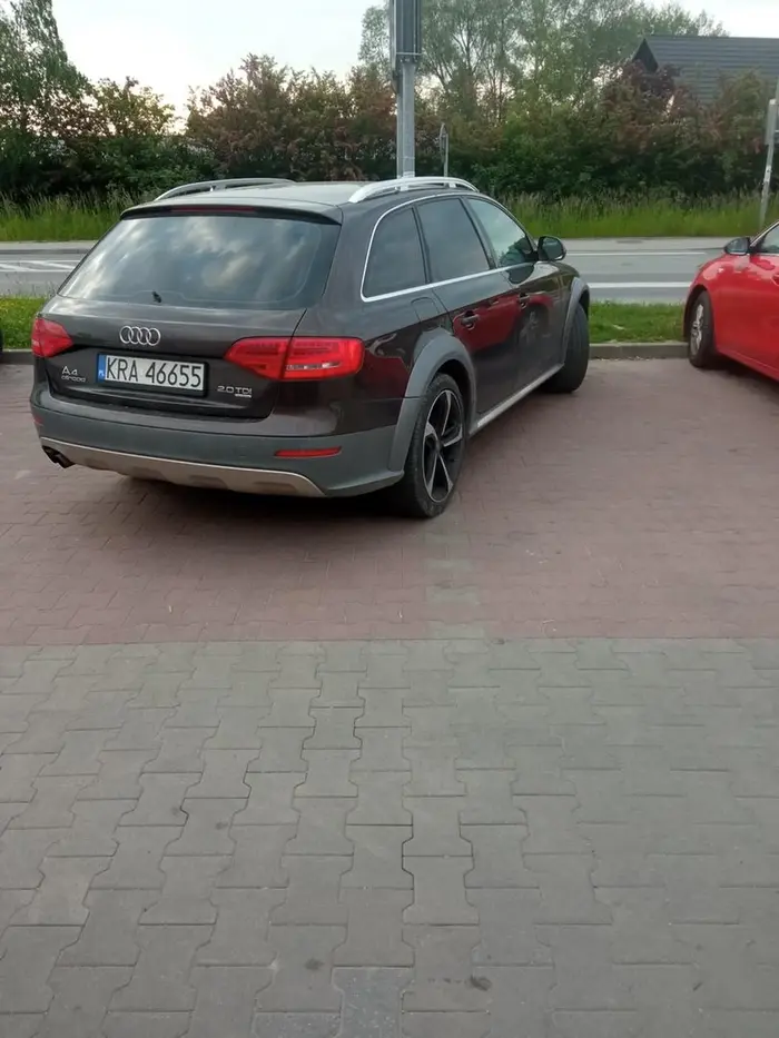 Parkowanie na dwóch miejscach. Tak że obok nie da się zaparkować. Oto jak parkuje właściciel tego auta