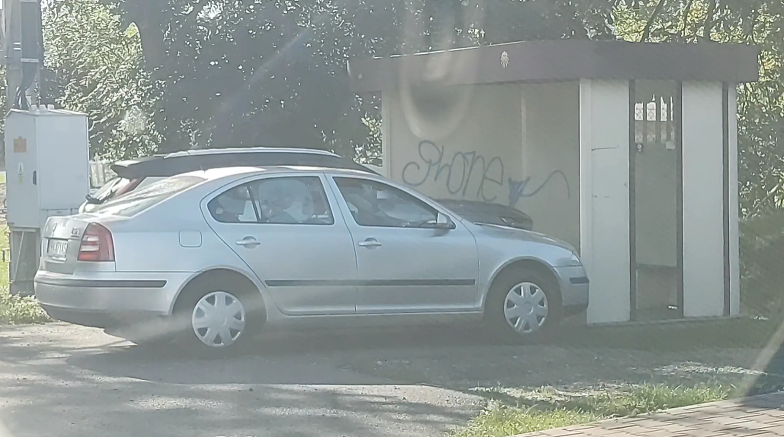 To jest wiata przystankowa dla dzieci szkolnych a nie parking jeszcze żeby tak wjechać do środka Proszę pani blondynki