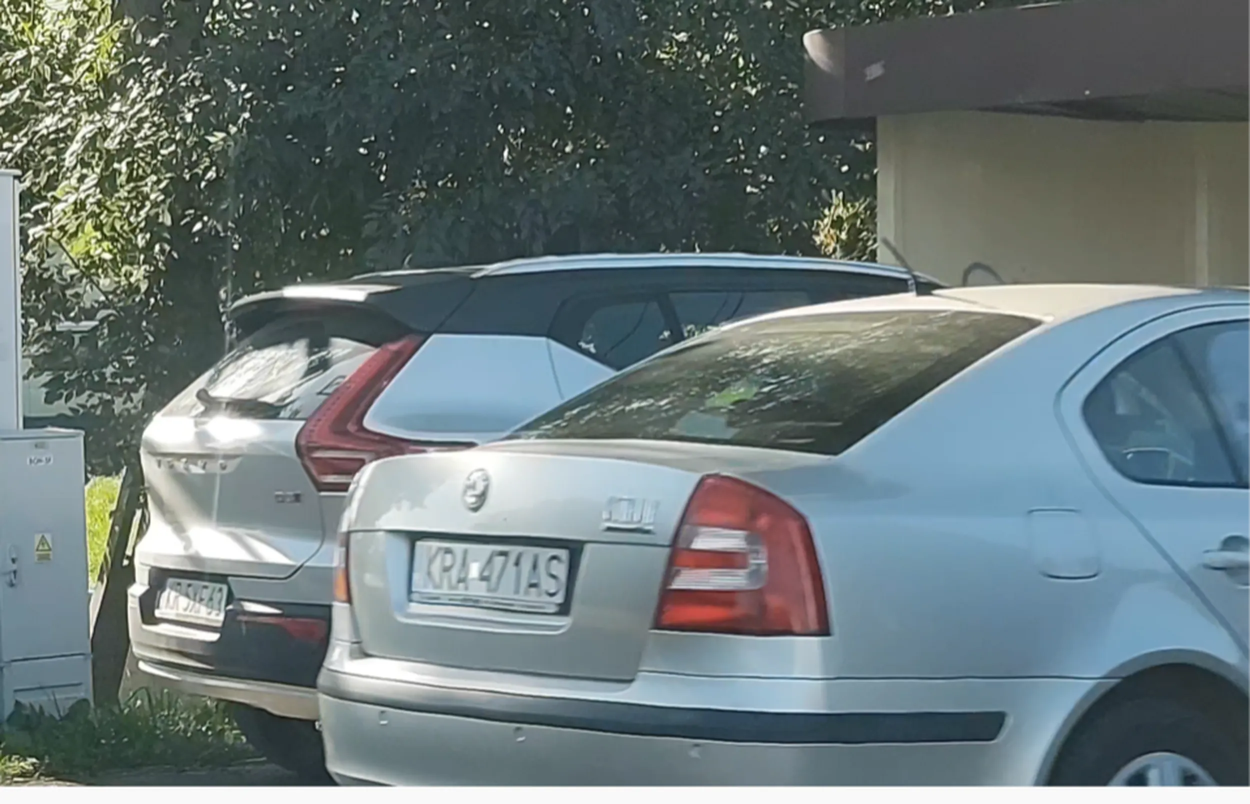 To jest wiata przystankowa dla dzieci szkolnych a nie parking jeszcze żeby tak wjechać do środka Proszę pani blondynki