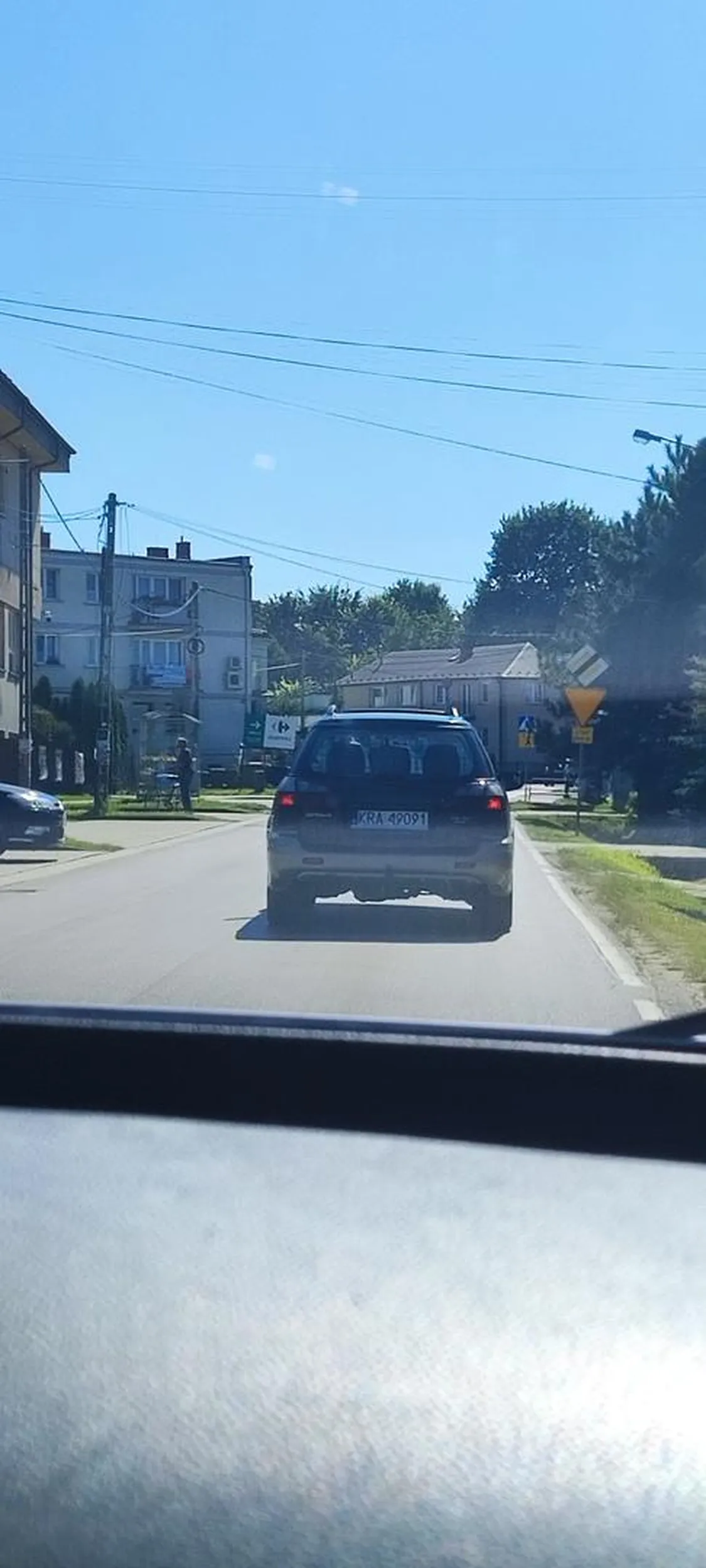 Droga Pani, jak już wymuszasz pierwszeństwo, to przeproś jak szanująca się osoba, a nie pokazujesz jeszcze środkowy paluszek, bo ktoś ci go kiedyś za to złamie