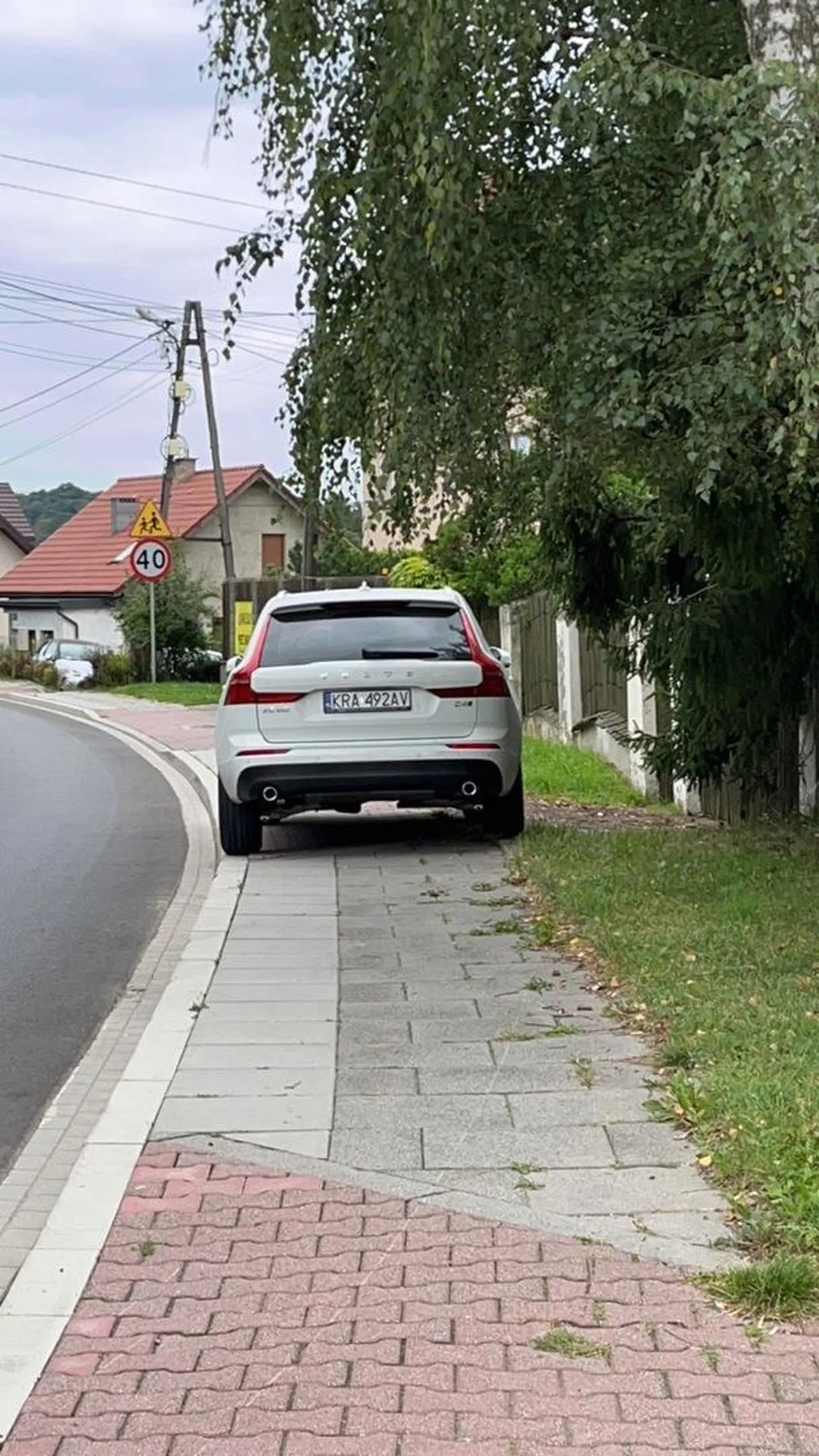 Tak na przyszłość to pomyśl zanim zajmiesz caly chodnik tym wielkim autkiem ;))