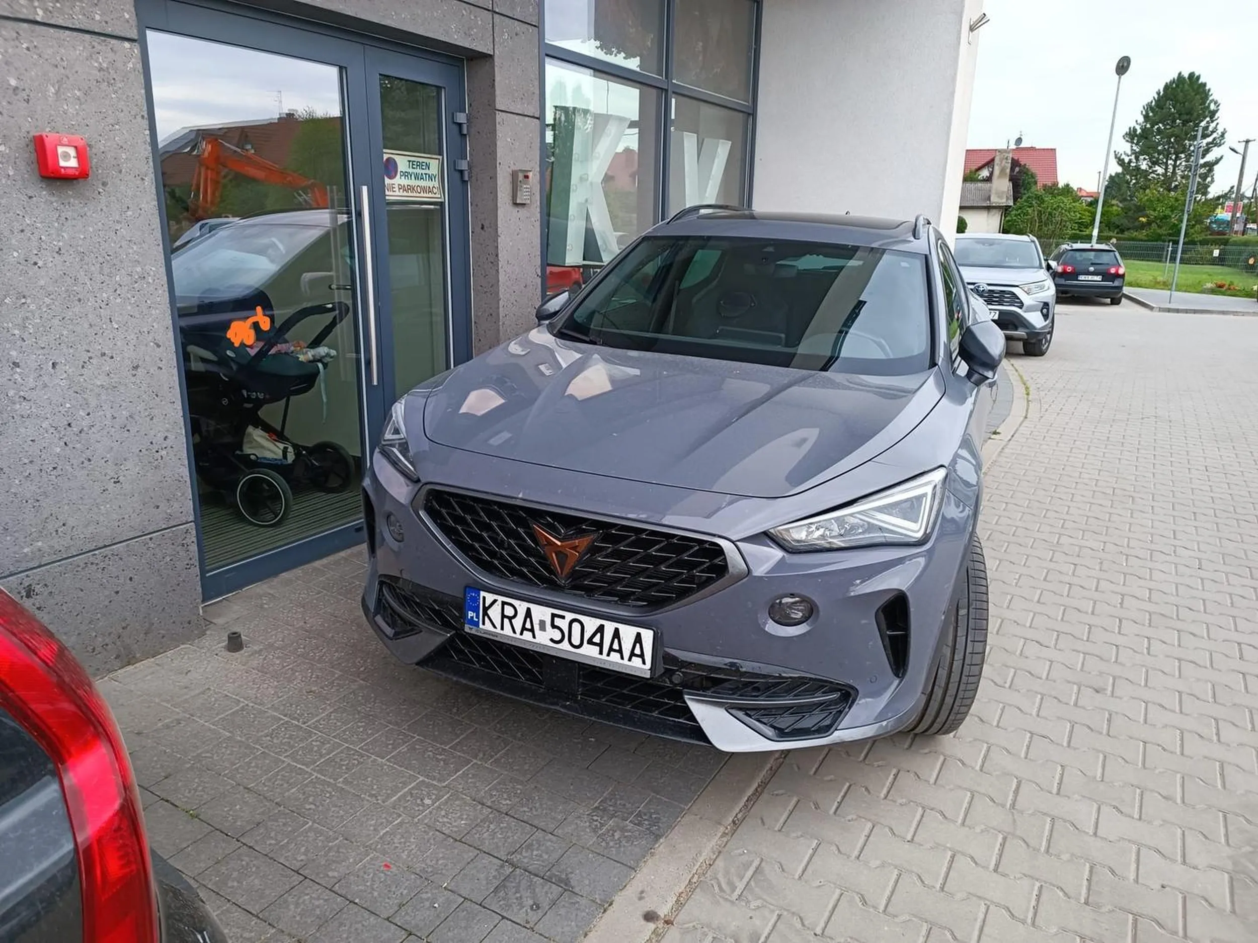 Nie ma to jak zupełnie zablokować wyjście z klatki schodowej.Czekanie z wózkiem w klatce 15 min aż  młoda "kierowczyni" zechce wrócić do samochodu.