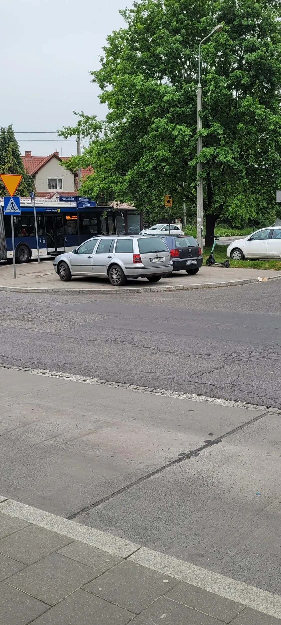 Kierowca nie zna przepisów notorycznie parkując na chodniku w miejscu niedozwolonym