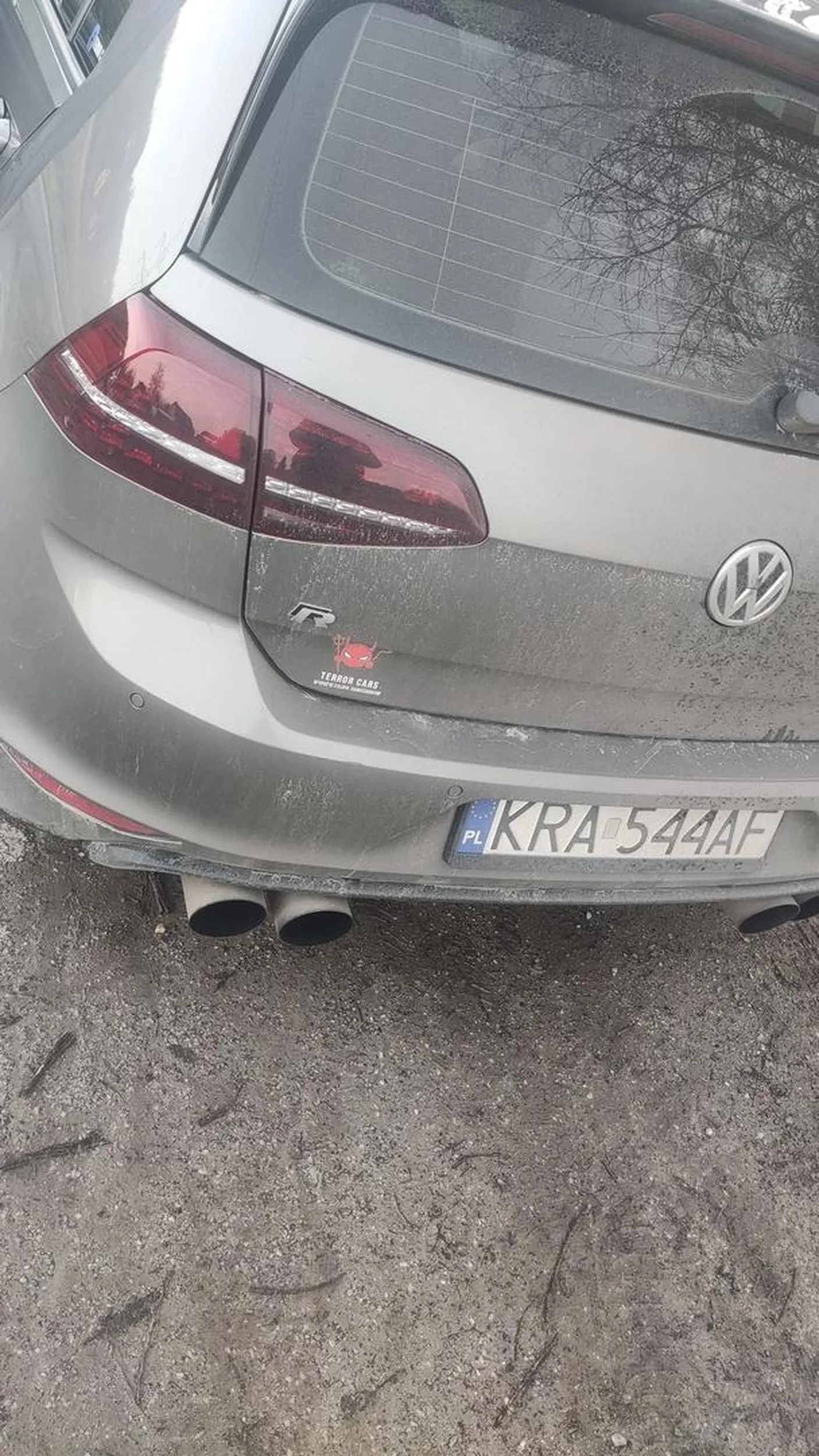 Burak pierdzący na każdej możliwej prostej. Widać kiedy ma się bogatych starych.