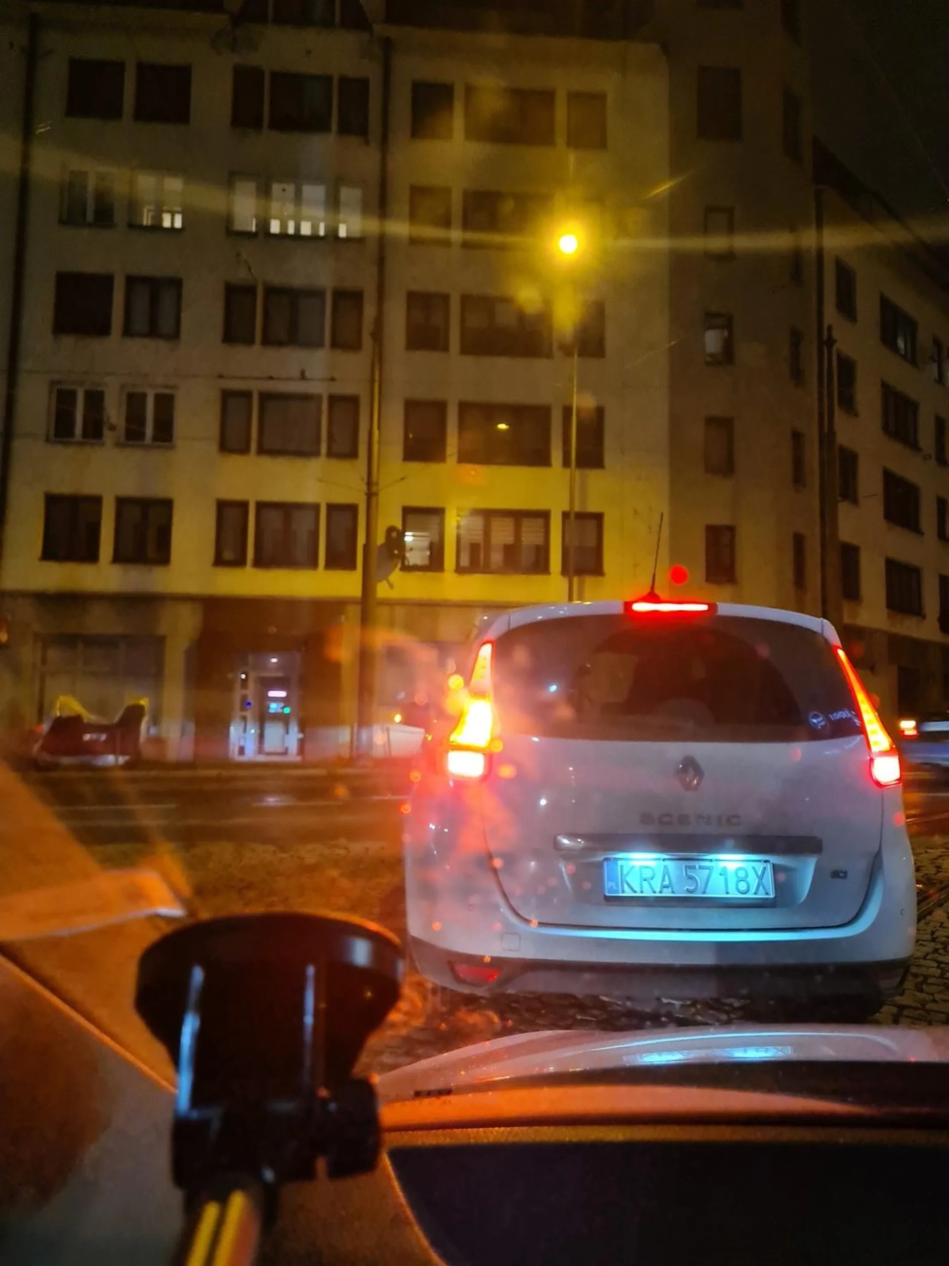 Kierowca wymusza pierwszeństwo i ze złego pasa skręca w lewo