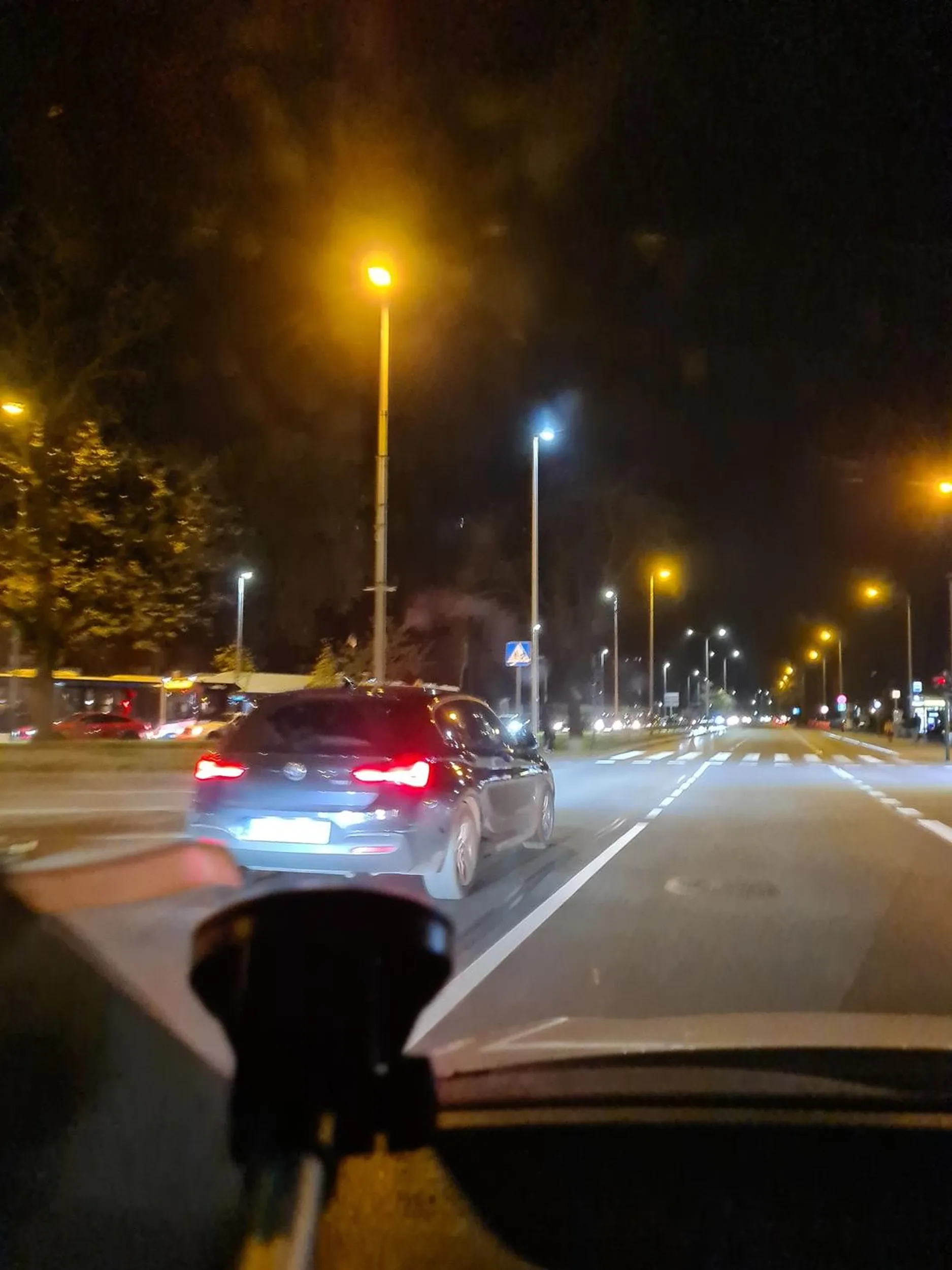 Kierowca wymusza pierwszeństwo i stwarza zagrożenie na drodze