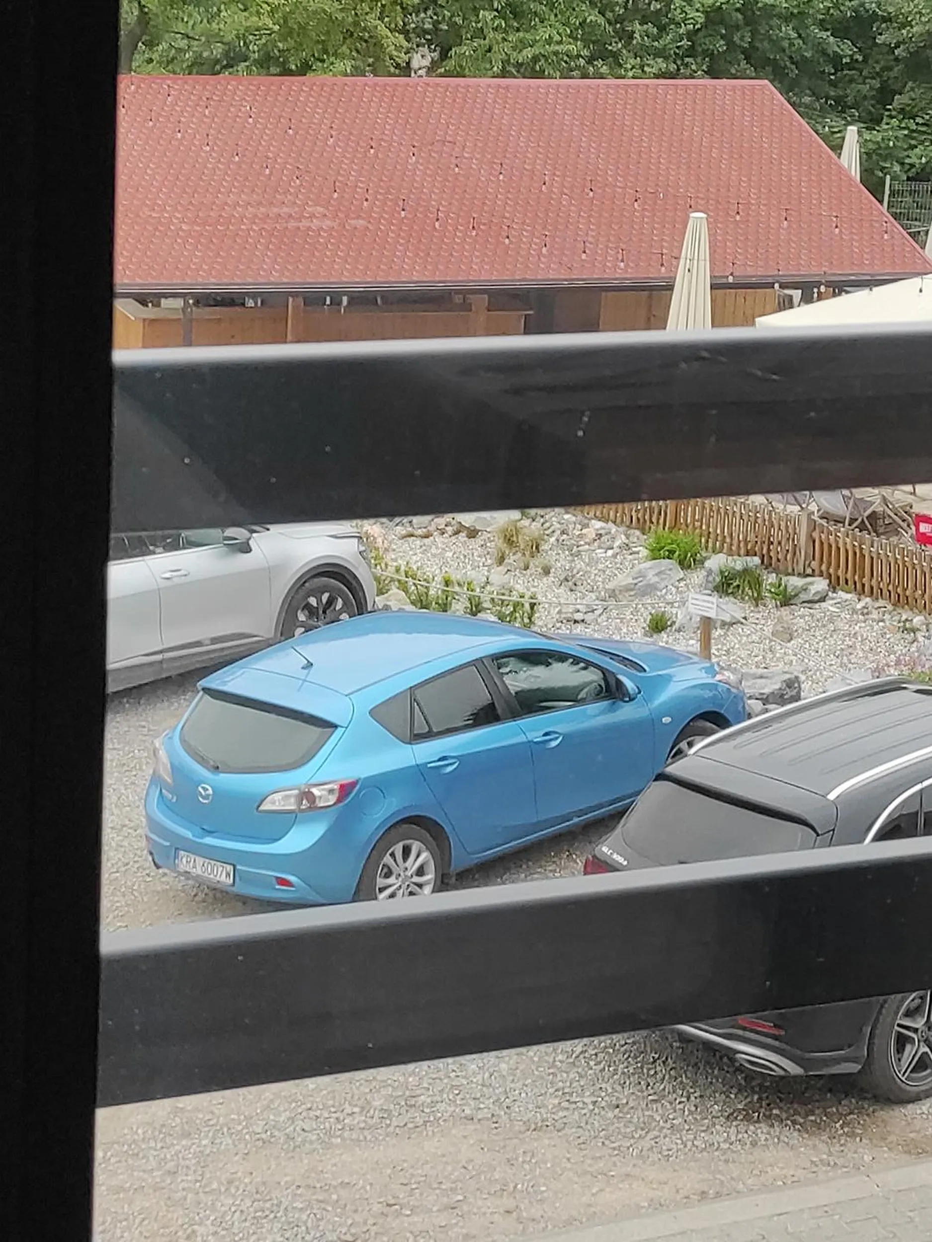 Bardzo nie uprzejmy kierowca daje długimi po oczach nie umie jeździć, zaliczał każdy krawężniki na drodze prawo jazdy wygrał w cheetosach ogólnie jeździć jak baba. Szok i nie dowierzanie. Parkując rozwalił dwa auta i zniszczył bramę wjazdową.