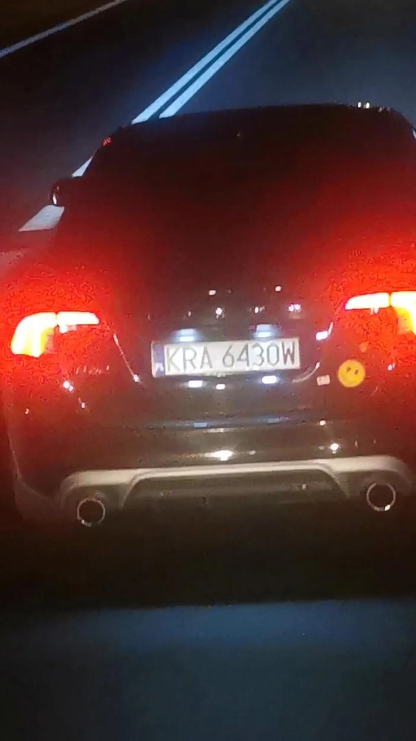 Ameba drogowa która najpierw wyprzedza, a potem celowo zwalnia i gwałtownie hamuje przed cieżarówką. Jak podjechałem za nim pod dom to osrał zbroje i zadzwonił po małoletnich sąsiadów. Pamiętaj, że teraz znam Twój adres i tablice. Całe nagranie trafiło na policje.