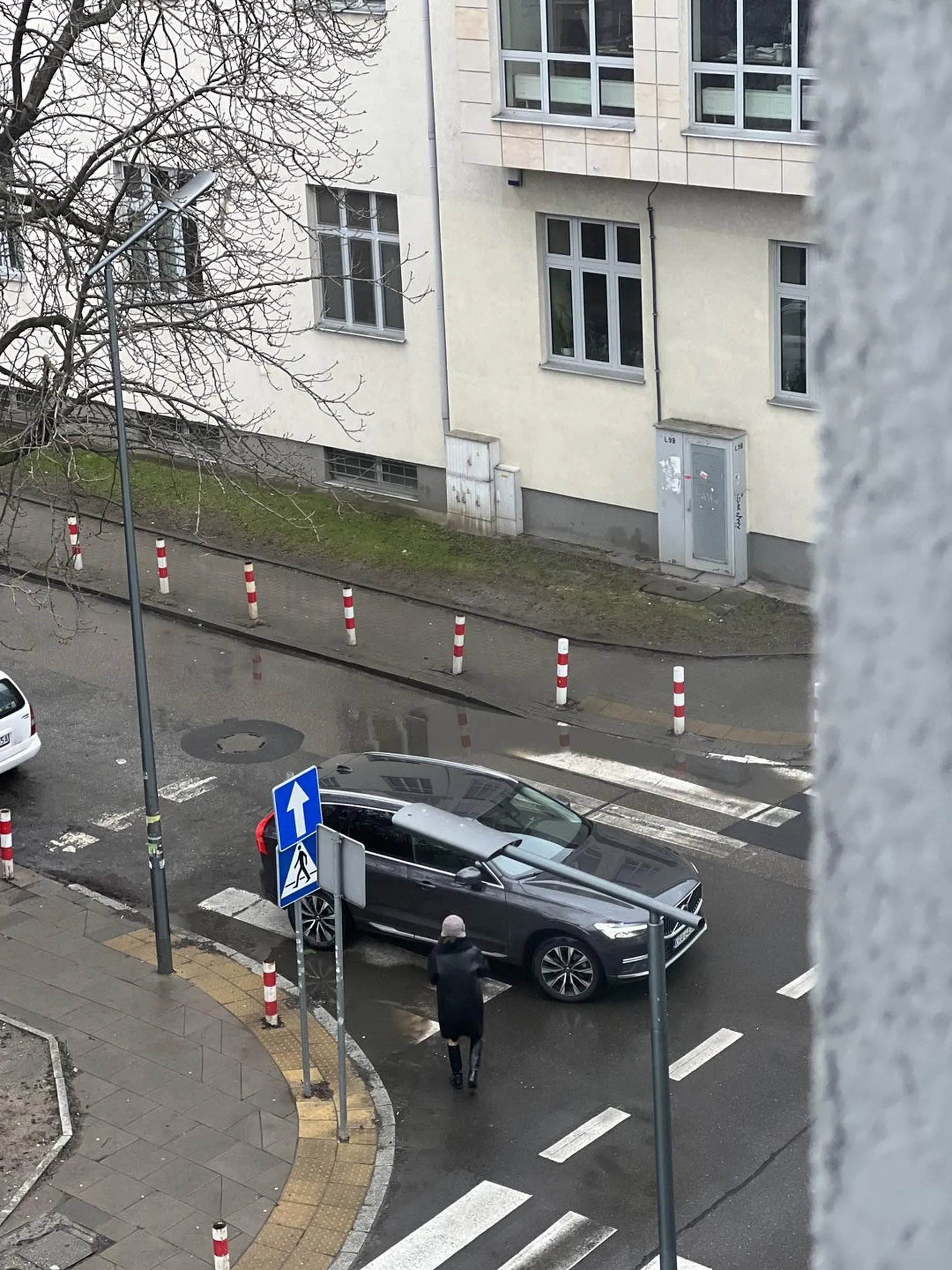 Jeździ pod prąd i parkuje na pasach.