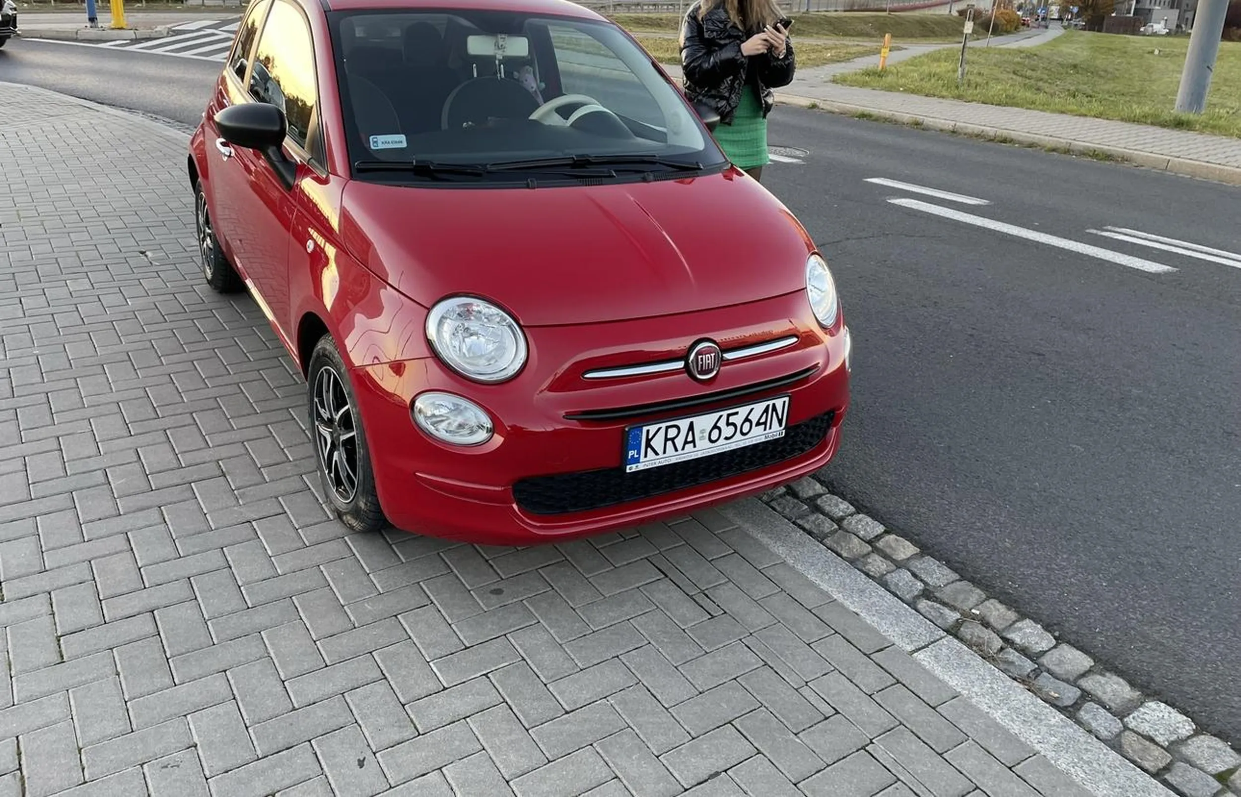 Pani zajeżdża drogę i powoduje niebezpiecznie sytuacje, do tego nie zna przepisów prawa. Uwaga, tata bogaty podjeżdża BMW X6M i próbuje załagodzić sprawę.