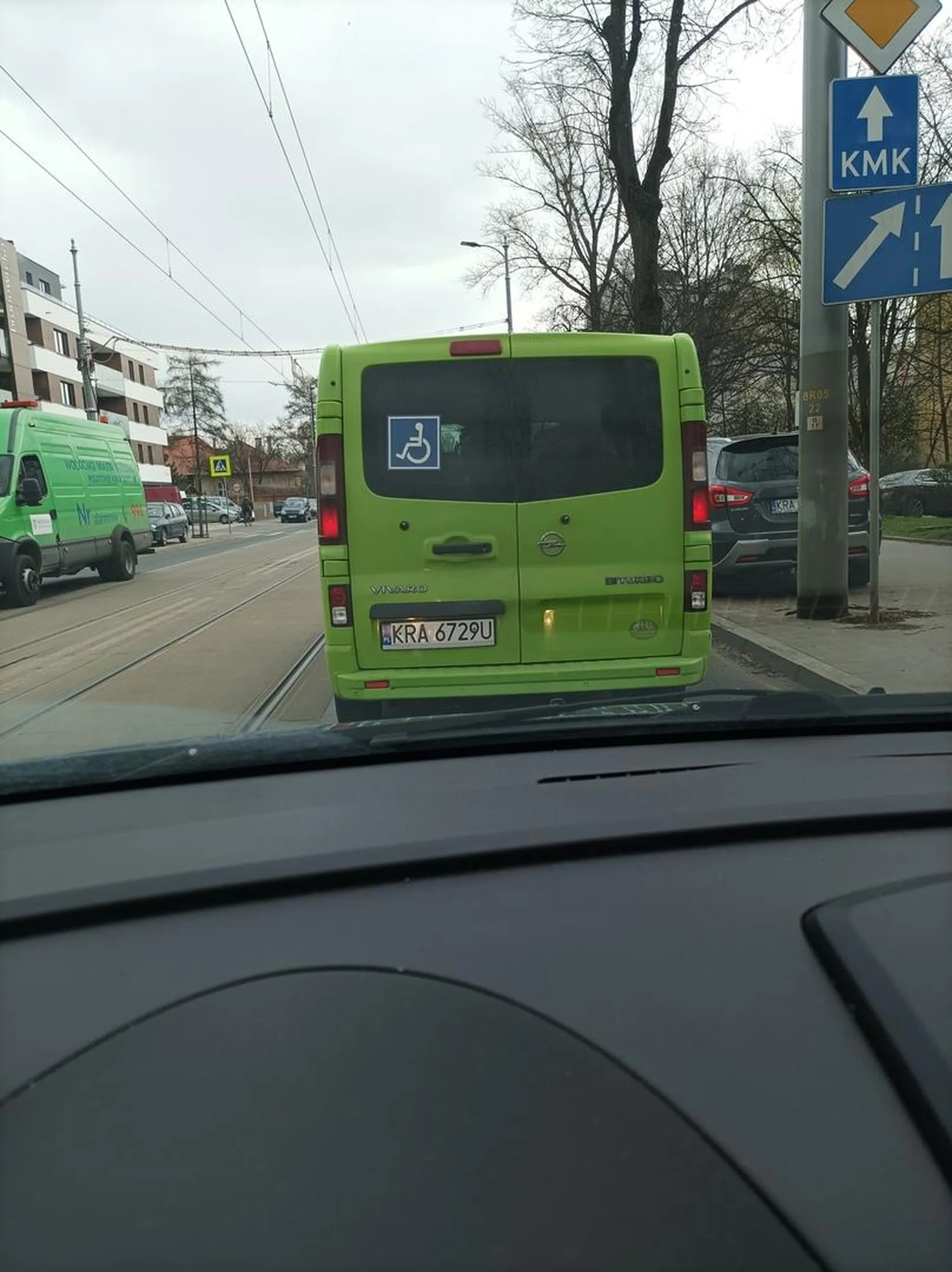 Kierowca w mieście trąbi i wyprzedza samochody na pasach tramwajowych