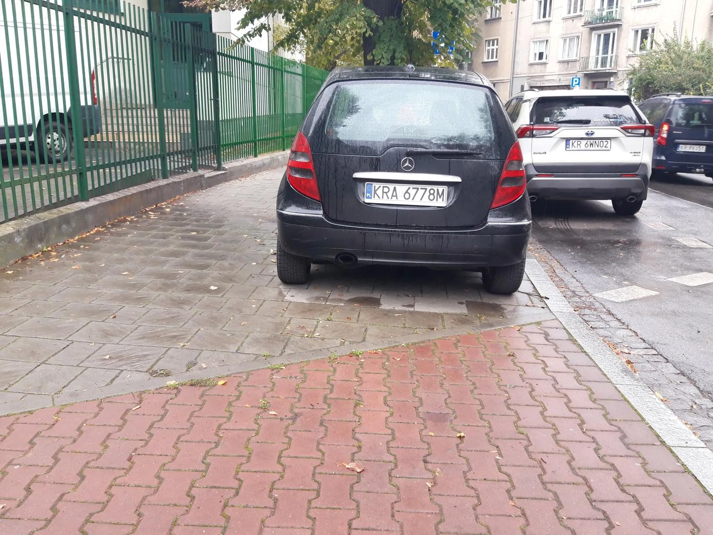 No parkowanie na połowie chodnika to coś nie tak