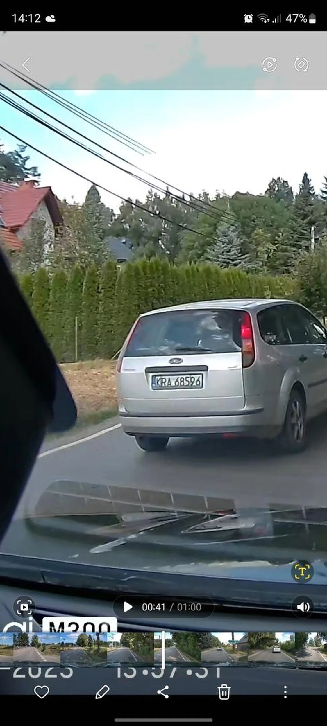 Zajeżdża drogę, macha rękami, wysiada z auta. Niebezpieczny typ.