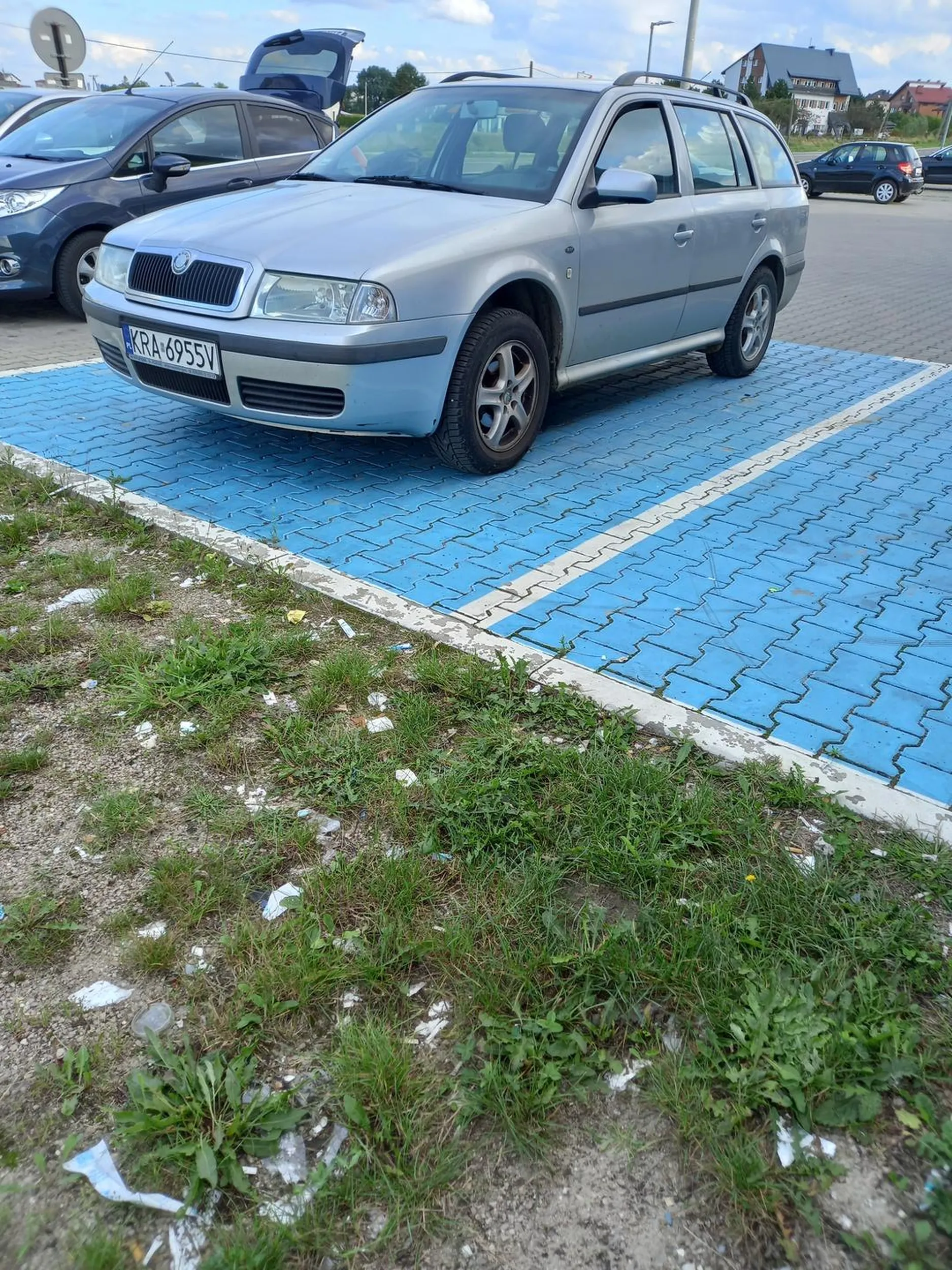 pół parkingu wolne a gościu się ładuje na miejsce dla niepełnosprawnych.. WSTYD