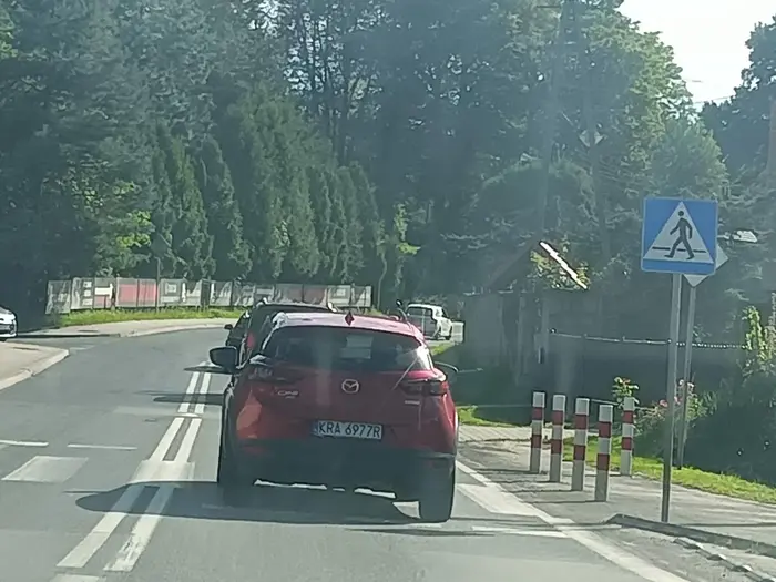 Kierowca wyprzedza na ciągłej i na zakrętach. Stwarza zagrożenie dla innych uczestników ruchu. Tfu ?