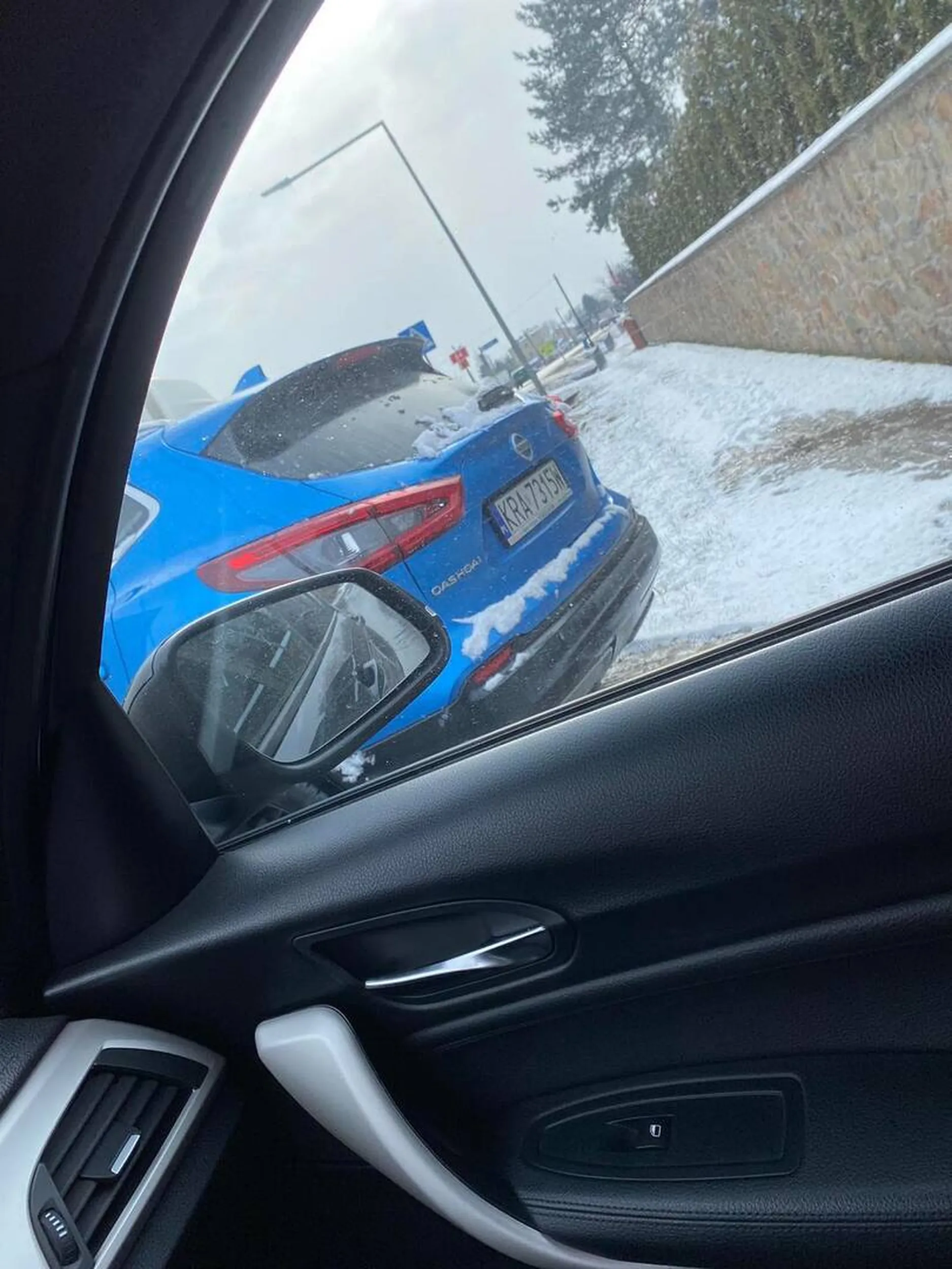 DAMSKI BOKSERA . Kierowca auta osobowego marki Nissan QashQai, który 6.03.2023 (poniedziałek) na drodze DK94 w miejscowości Wielka Wieś zablokował drogę i zaatakował kobietę (uderzył). Kamerka w aucie wszystko zarejestrowała❗️